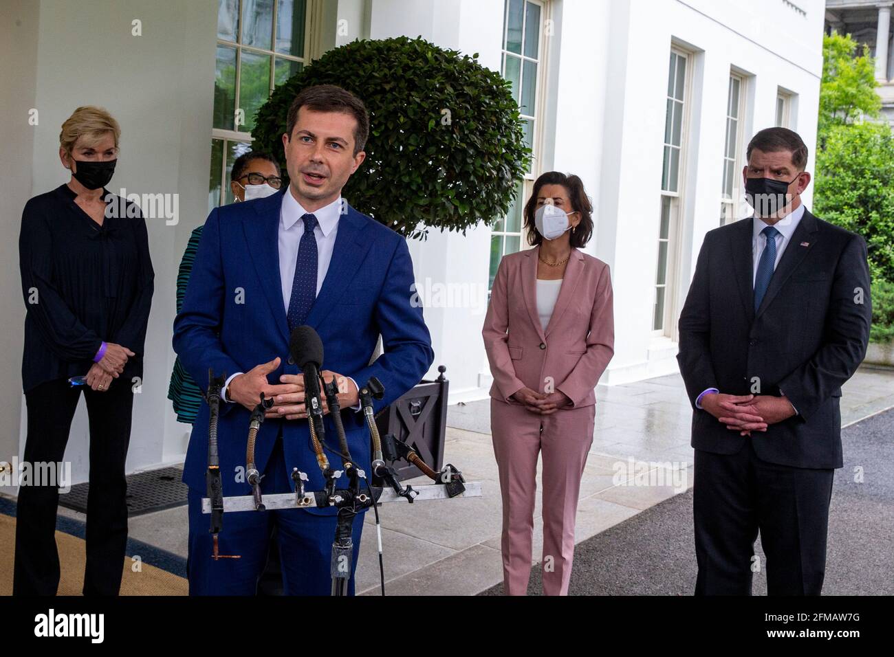 Washington, Stati Uniti. 07 maggio 2021. Segretario dei Trasporti Pete Buttigieg, Segretario dell'energia Jennifer Granholm (2° L), Segretario degli alloggi e dello sviluppo urbano marcia Fudge (C) e Segretario del Commercio Gina Raimondo (R), E il Segretario del lavoro americano Martin Walsh parla con i media al di fuori dell'ala ovest della Casa Bianca a Washington, DC venerdì 7 maggio 2021. Photo by Tasos Katopodis/Pool/Sipa USA Credit: Sipa USA/Alamy Live News Foto Stock