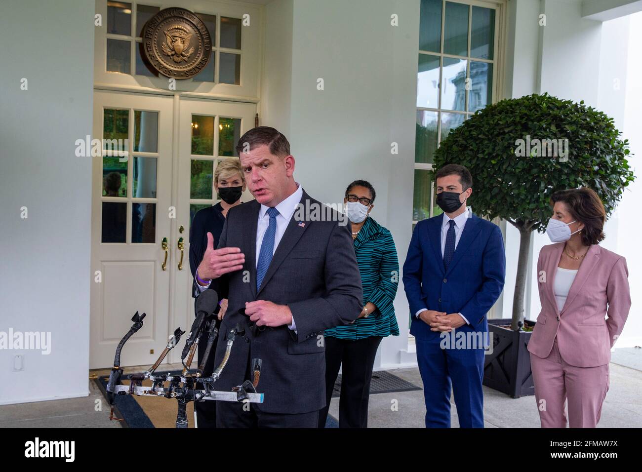 Washington, Stati Uniti. 07 maggio 2021. Il Segretario del lavoro AMERICANO Martin Walsh (L), il Segretario per l'energia Jennifer Granholm (II L), il Segretario per l'edilizia abitativa e lo sviluppo urbano marcia Fudge (C), il Segretario per i trasporti Pete Buttigieg (2° R) e il Segretario per il commercio Gina Raimondo (R), parlano ai media al di fuori dell'ala occidentale della Casa Bianca a Washington, DC venerdì 7 maggio 2021. Photo by Tasos Katopodis/Pool/Sipa USA Credit: Sipa USA/Alamy Live News Foto Stock