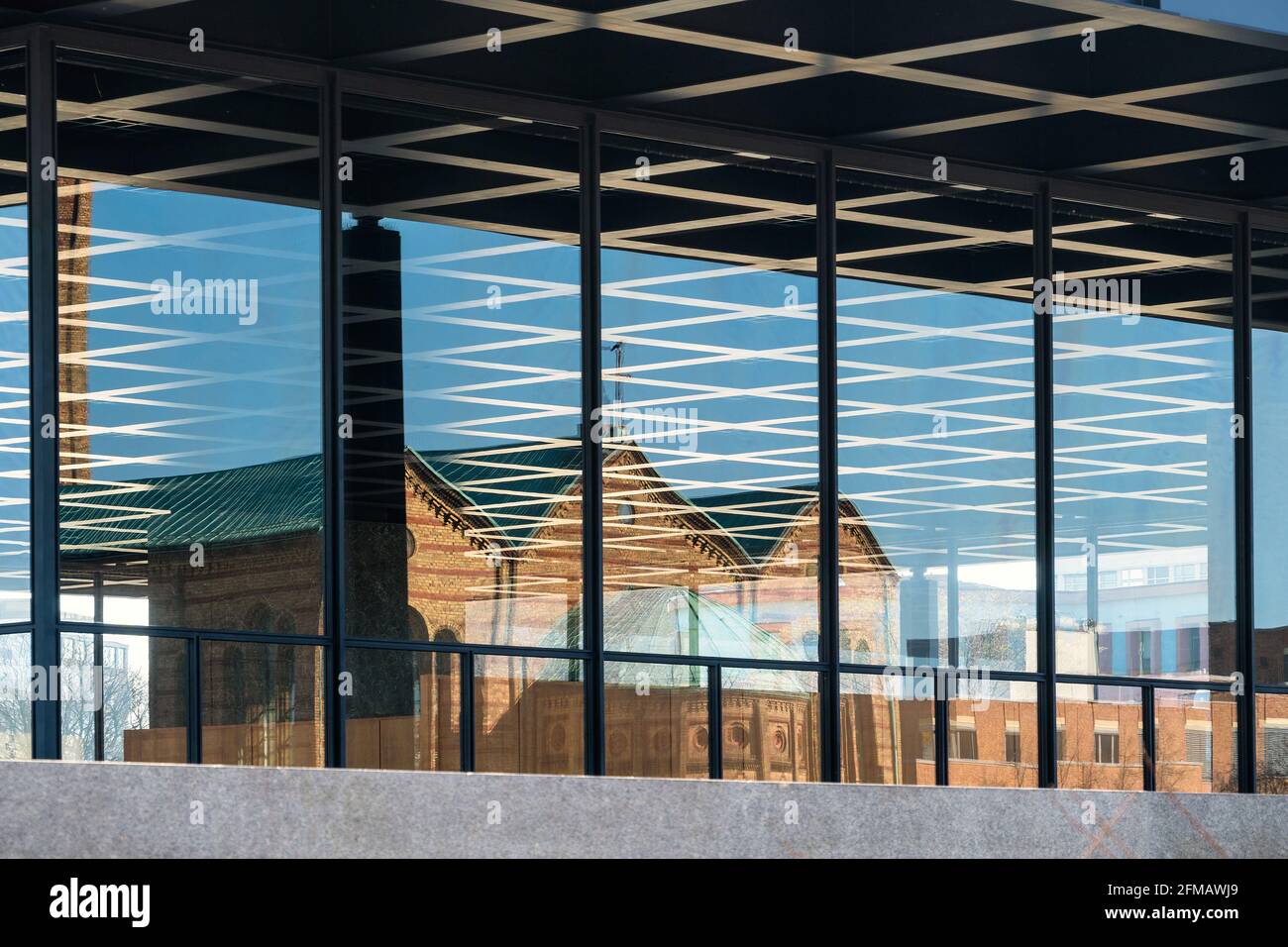 Berlino, Kulturforum, specchiatura di San Matthäikirche nella Nuova Galleria Nazionale Foto Stock