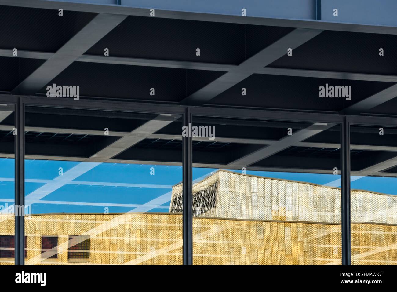 Berlino, Kulturforum, riflesso della facciata della Biblioteca di Stato nella Nuova Galleria Nazionale Foto Stock