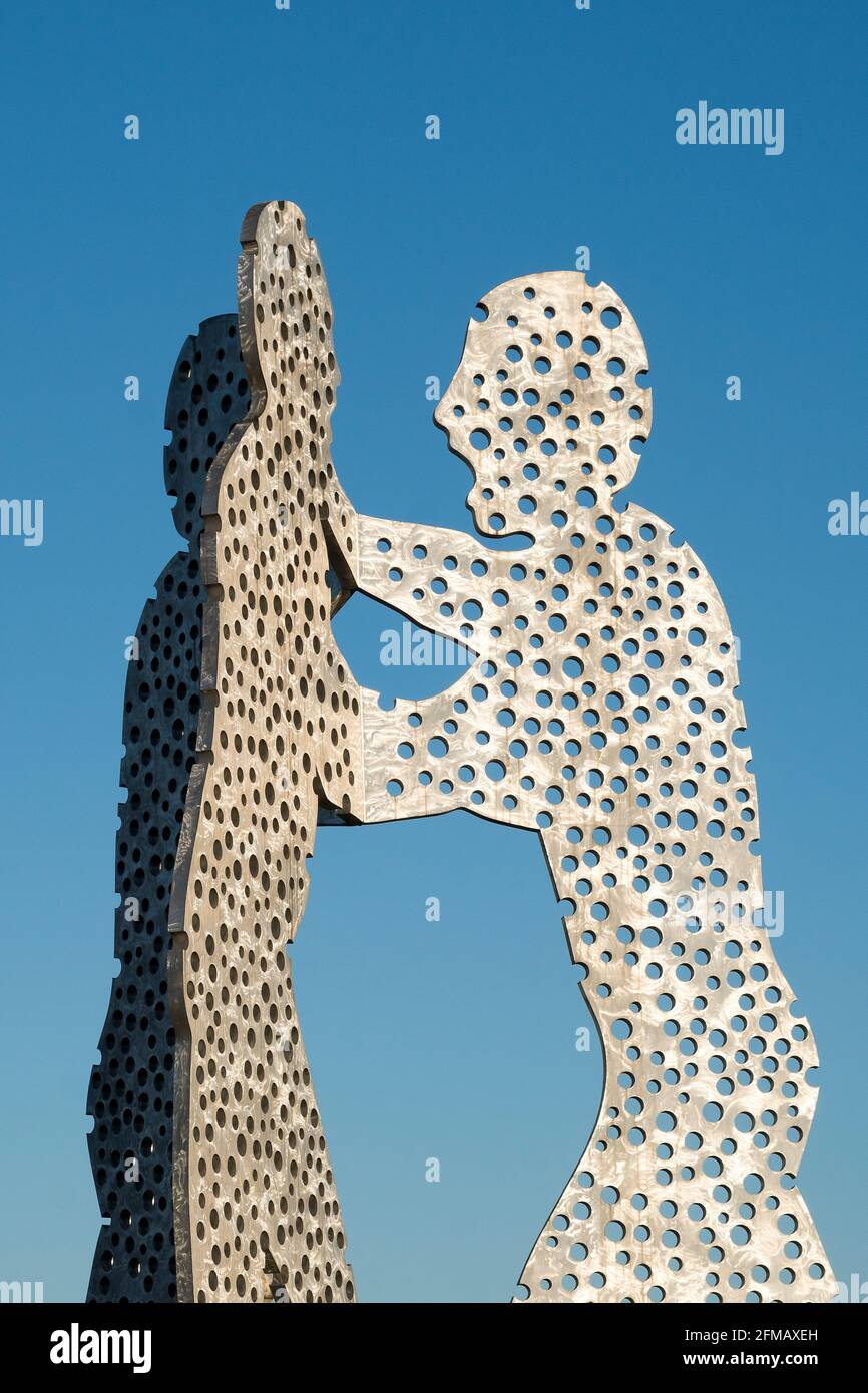 Berlino, Sprea, scultura 'uomo di Molecule', scultura per tre persone, simboleggia i tre comuni Kreuzberg, Alt-Treptow, Friedrichshain Foto Stock