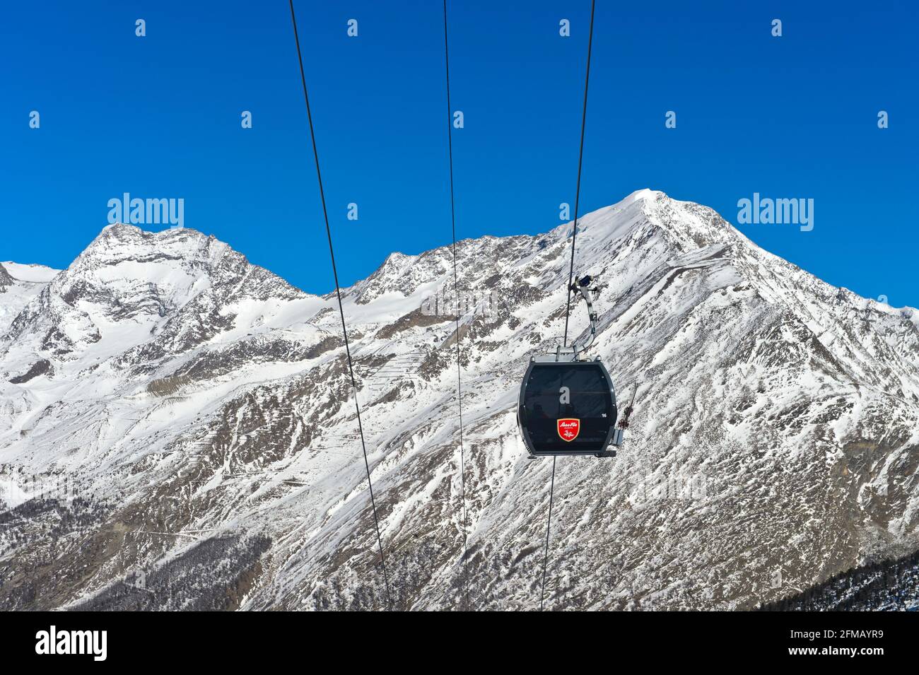 Funivia di Spielbodenbahn di fronte alla vetta Wiesmies, Saas-Fee, Vallese, Svizzera Foto Stock