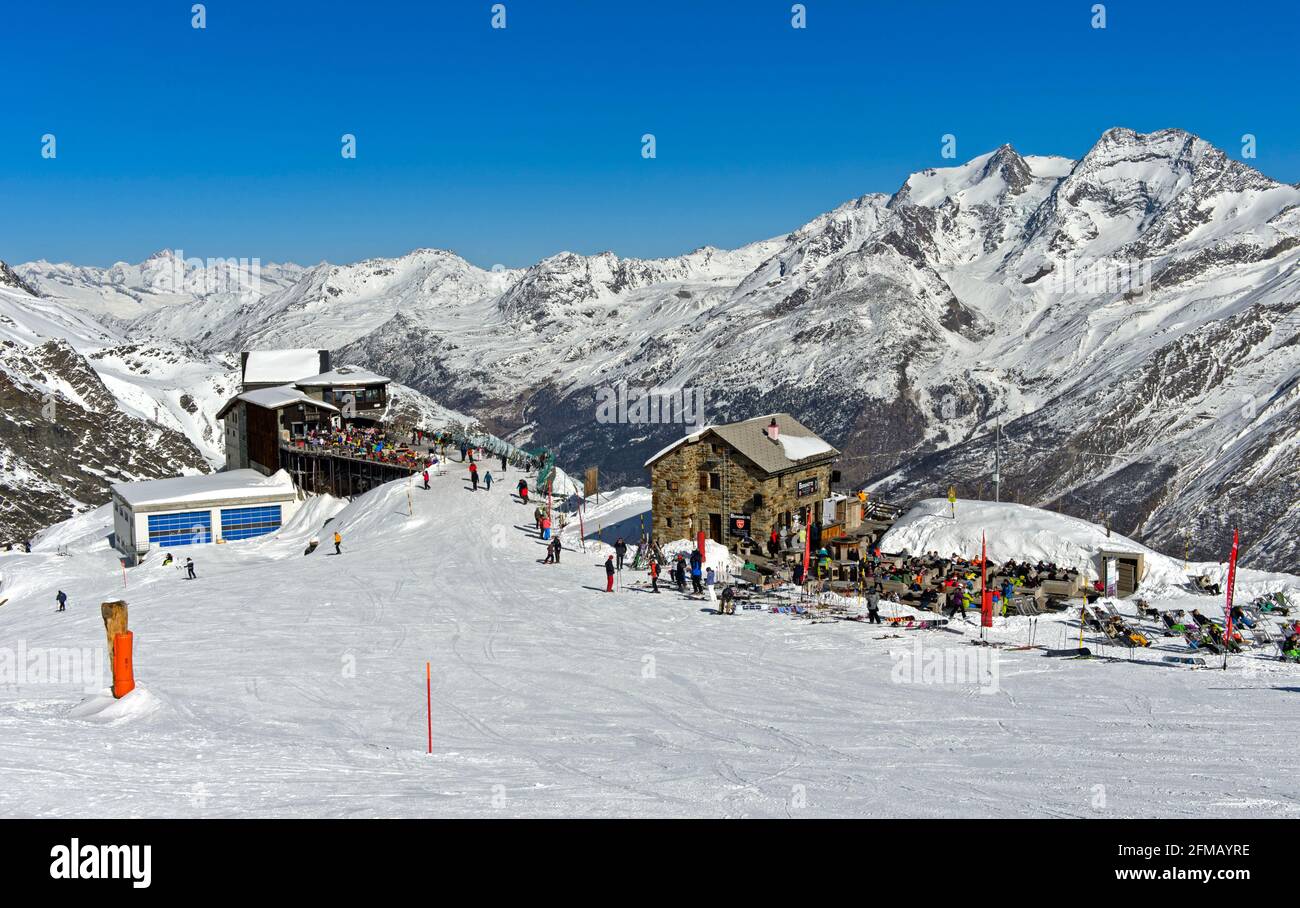 Ristorante di montagna Längflueh e rifugio Skibar sul ghiacciaio Fee sopra Saas-Fee, Vallese, Svizzera Foto Stock