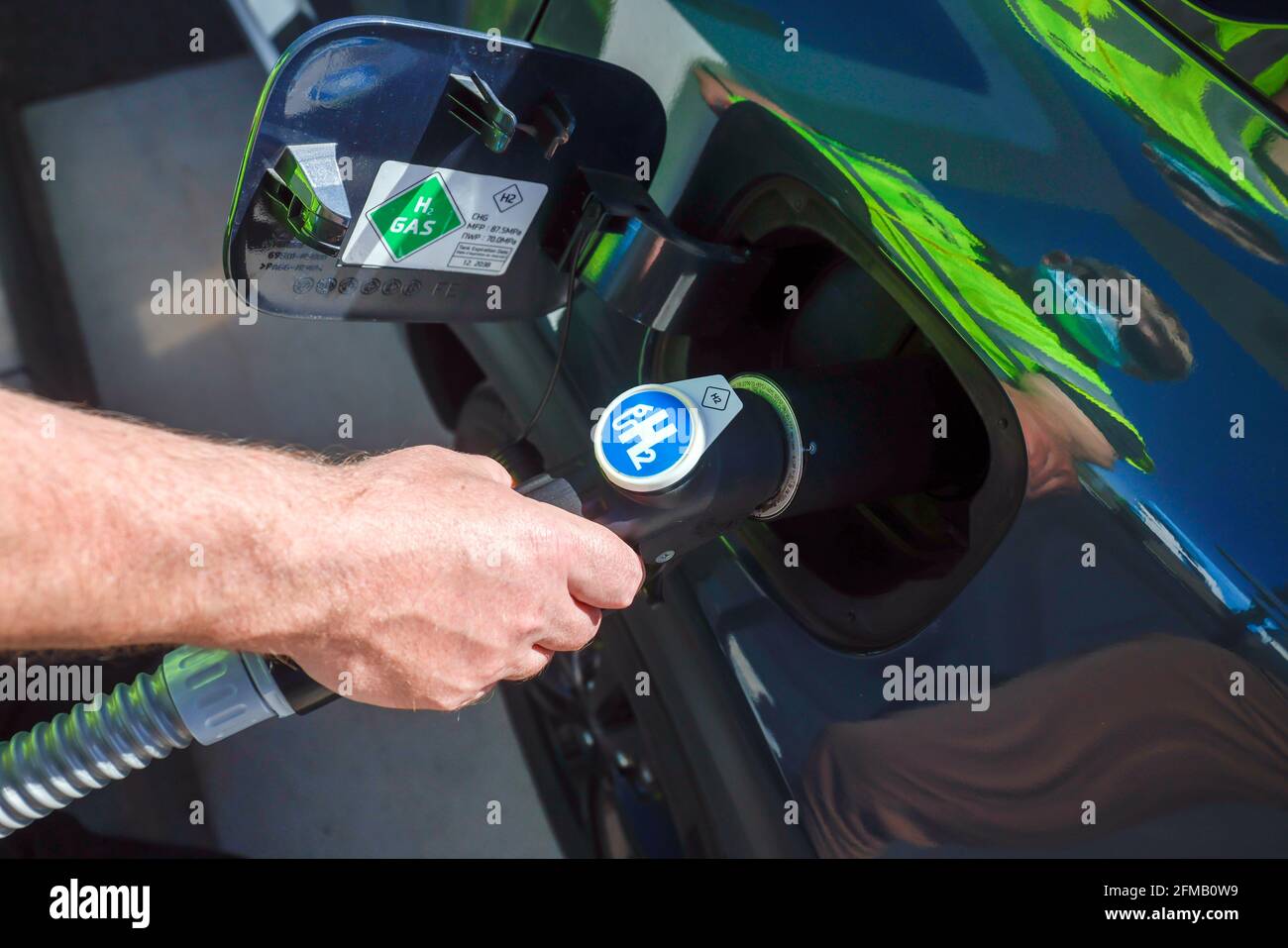 Herten, Nord Reno-Westfalia, Germania - l'idrogeno si riempie di idrogeno H2 in una stazione di rifornimento di idrogeno H2, conferenza stampa presso la stazione di rifornimento H2 presso il centro di utenza h2herten, centro di competenza di idrogeno Herten sul sito della miniera di Ewald in disuso a Herten. Foto Stock