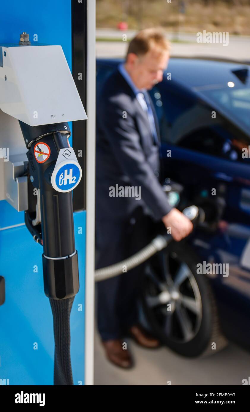 Herten, Nord Reno-Westfalia, Germania - l'idrogeno si riempie di idrogeno H2 in una stazione di rifornimento di idrogeno H2, conferenza stampa presso la stazione di rifornimento H2 presso il centro di utenza h2herten, centro di competenza di idrogeno Herten sul sito della miniera di Ewald in disuso a Herten. Foto Stock