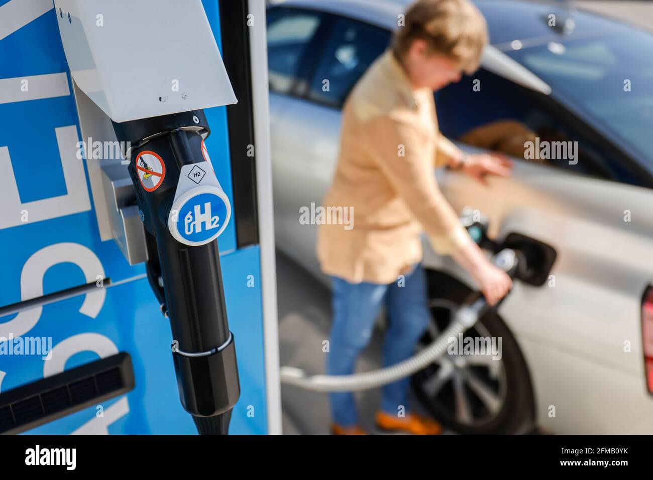 Herten, Nord Reno-Westfalia, Germania - l'idrogeno si riempie di idrogeno H2 in una stazione di rifornimento di idrogeno H2, conferenza stampa presso la stazione di rifornimento H2 presso il centro di utenza h2herten, centro di competenza di idrogeno Herten sul sito della miniera di Ewald in disuso a Herten. Foto Stock