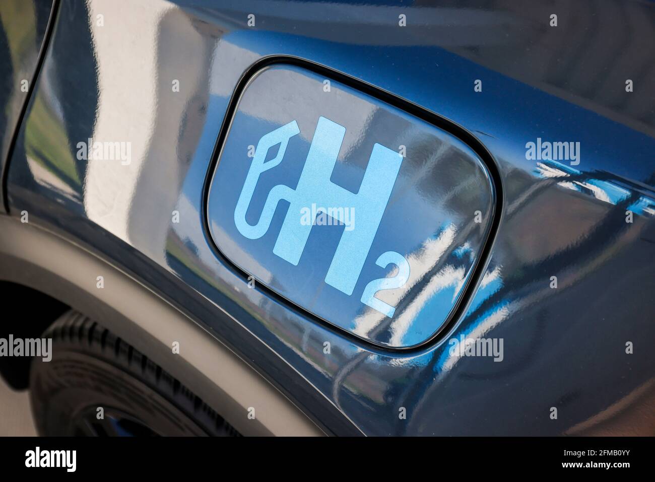 Herten, Nord Reno-Westfalia, Germania - tappo del bocchettone rifornimento carburante H2, auto a idrogeno, si riempie di idrogeno H2 in una stazione di rifornimento idrogeno H2. Foto Stock