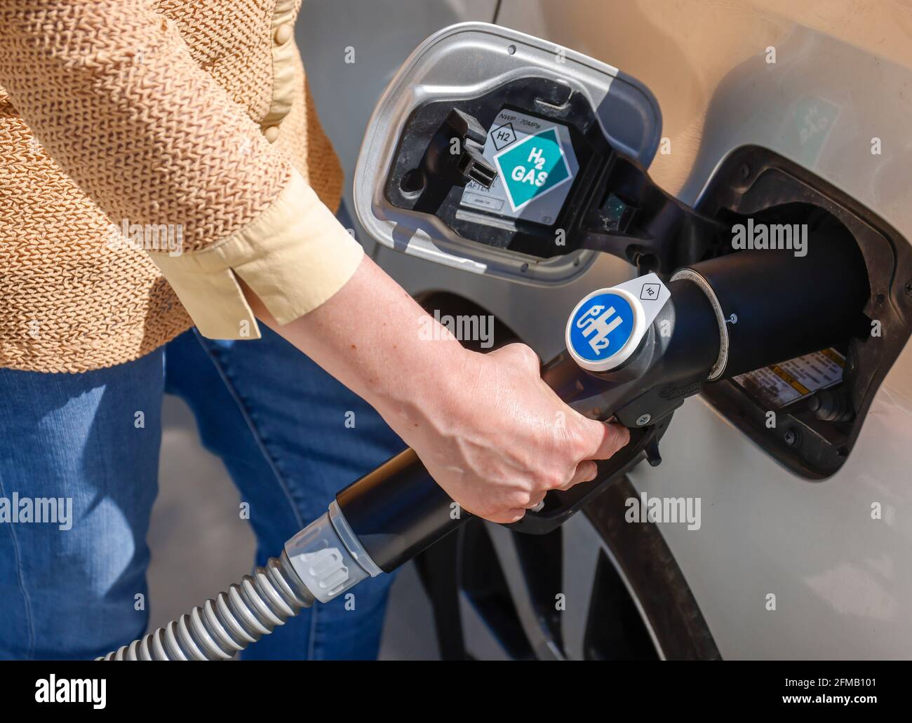 Herten, Nord Reno-Westfalia, Germania - l'idrogeno si riempie di idrogeno H2 in una stazione di rifornimento di idrogeno H2, conferenza stampa presso la stazione di rifornimento H2 presso il centro di utenza h2herten, centro di competenza di idrogeno Herten sul sito della miniera di Ewald in disuso a Herten. Foto Stock