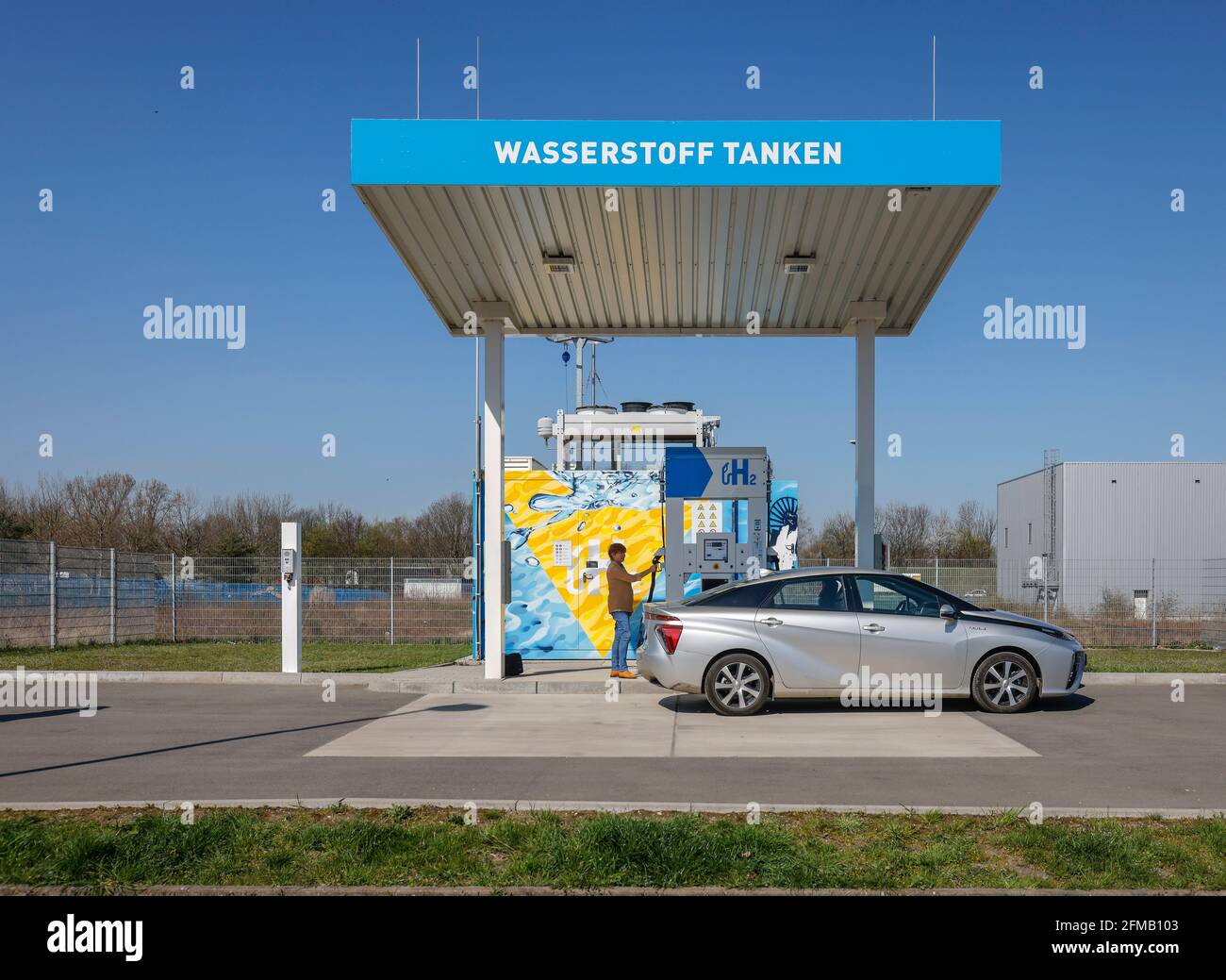 Herten, Nord Reno-Westfalia, Germania - l'idrogeno si riempie di idrogeno H2 in una stazione di rifornimento di idrogeno H2, conferenza stampa presso la stazione di rifornimento H2 presso il centro di utenza h2herten, centro di competenza di idrogeno Herten sul sito della miniera di Ewald in disuso a Herten. Foto Stock