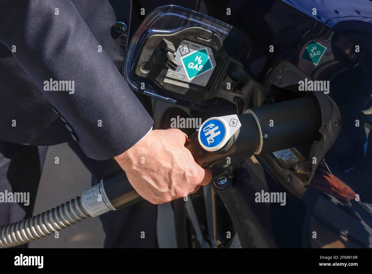 Herten, Nord Reno-Westfalia, Germania - l'idrogeno si riempie di idrogeno H2 in una stazione di rifornimento di idrogeno H2, conferenza stampa presso la stazione di rifornimento H2 presso il centro di utenza h2herten, centro di competenza di idrogeno Herten sul sito della miniera di Ewald in disuso a Herten. Foto Stock