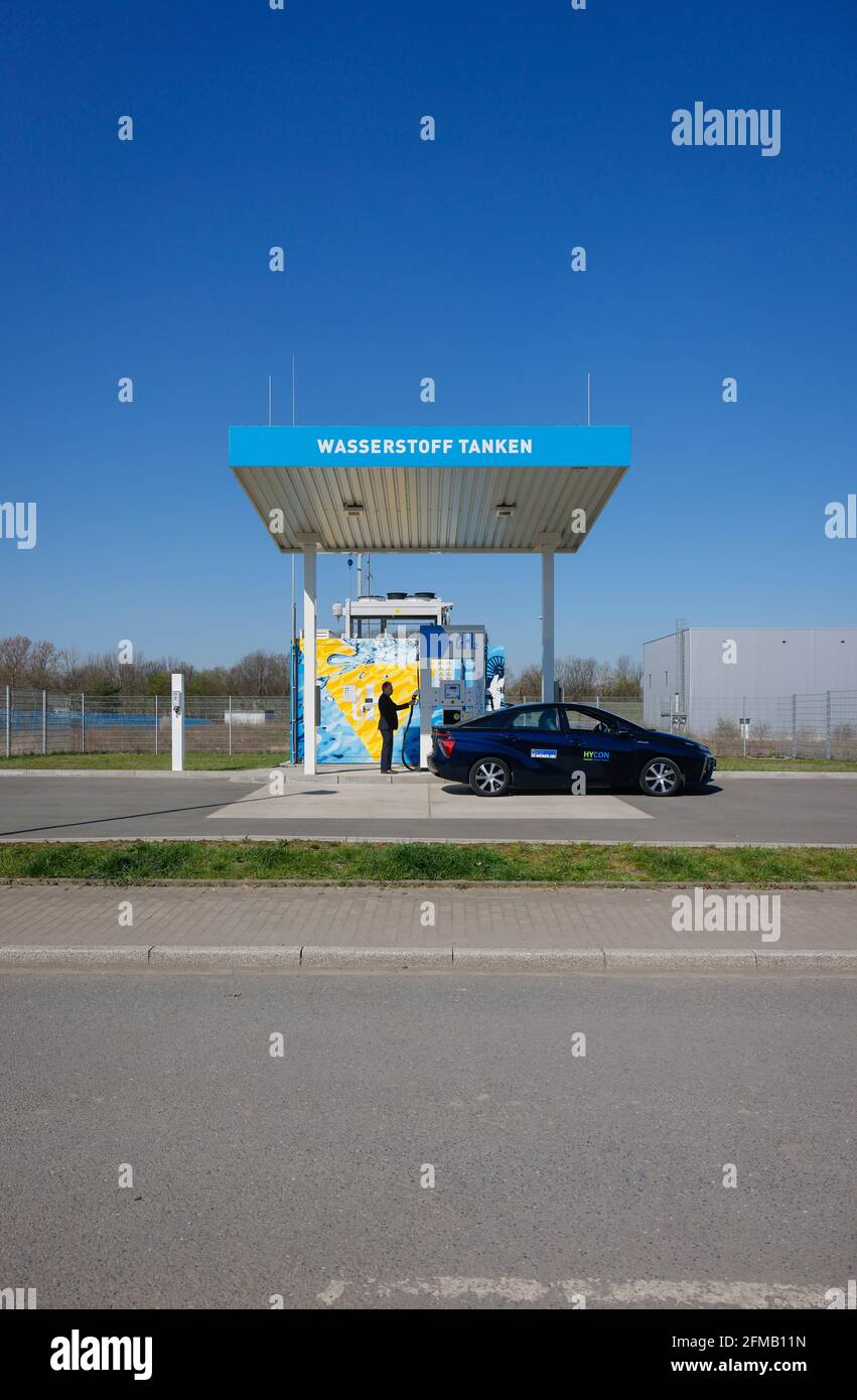 Herten, Nord Reno-Westfalia, Germania - l'idrogeno si riempie di idrogeno H2 in una stazione di rifornimento di idrogeno H2, conferenza stampa presso la stazione di rifornimento H2 presso il centro di utenza h2herten, centro di competenza di idrogeno Herten sul sito della miniera di Ewald in disuso a Herten. Foto Stock