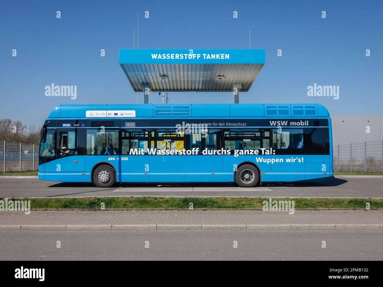 Herten, Renania settentrionale-Vestfalia, Germania - il bus idrogeno di Wuppertal si riempie di idrogeno H2 in una stazione di rifornimento di idrogeno H2, conferenza stampa prova rifornimento presso la stazione di rifornimento H2 presso il centro di utenza h2herten, centro di competenza Herten Hydrogen sul sito della miniera Ewald in disuso a Herten, Il serbatoio da 350 bar fornisce idrogeno raffreddato ed è attualmente il più potente sistema di rifornimento in Germania. Foto Stock
