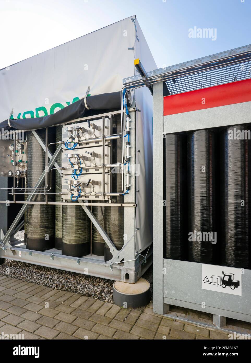 Duisburg, Nord Reno-Westfalia, Germania - Centro di test per il rifornimento di idrogeno, Centro ZBT per la tecnologia delle celle a combustibile Duisburg, uno dei principali istituti di ricerca europei per le celle a combustibile, le tecnologie a idrogeno e lo stoccaggio di energia. Foto Stock