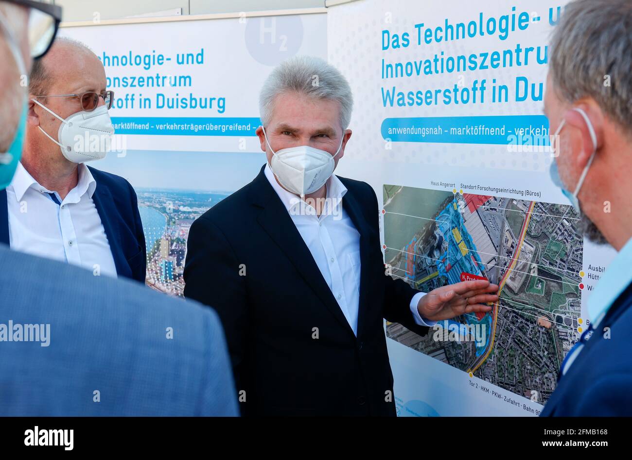 Duisburg, Nord Reno-Westfalia, Germania - il Ministro dell'economia dell'NRW Andreas Pinkwart visita il Centro ZBT per la tecnologia delle celle a combustibile Duisburg, uno dei principali istituti di ricerca europei per le celle a combustibile, le tecnologie a idrogeno e lo stoccaggio di energia. Foto Stock