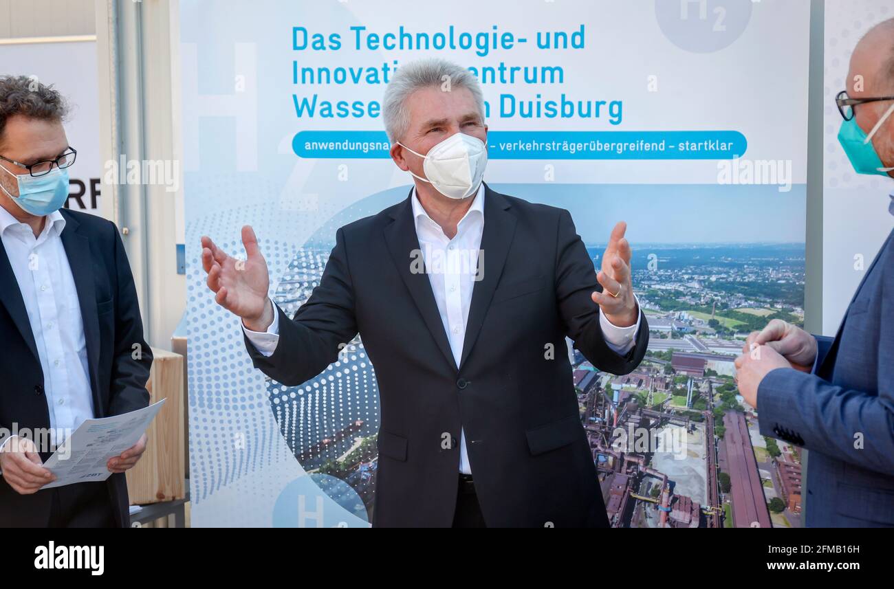 Duisburg, Nord Reno-Westfalia, Germania - il Ministro dell'economia dell'NRW Andreas Pinkwart visita il Centro ZBT per la tecnologia delle celle a combustibile Duisburg, uno dei principali istituti di ricerca europei per le celle a combustibile, le tecnologie a idrogeno e lo stoccaggio di energia. Foto Stock