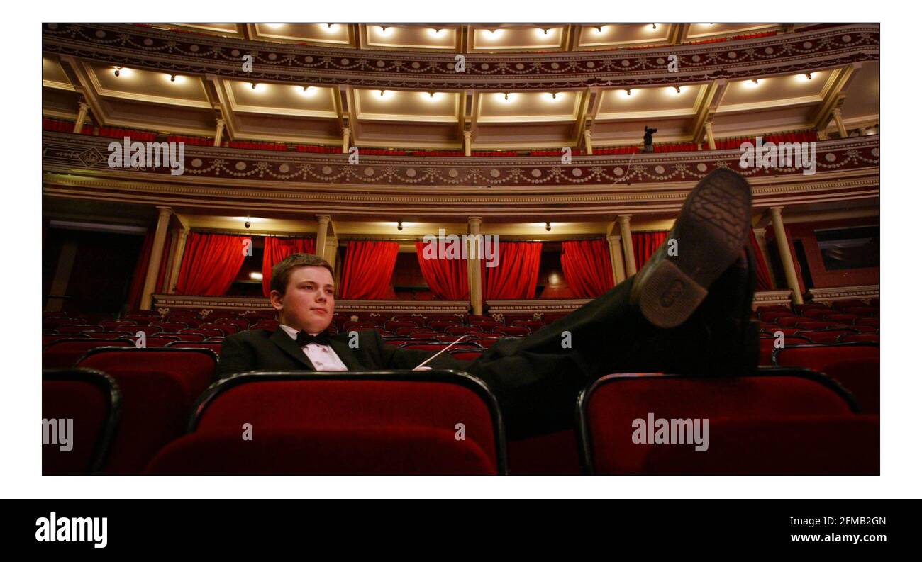 2004 ° anniversario Scuole Prom 30.... Mathew Ryan di 14 anni di Bolton prende il suo Baton come il più giovane direttore di Land of Hope e Glory.pic David Sandison 8/11/2004 Foto Stock