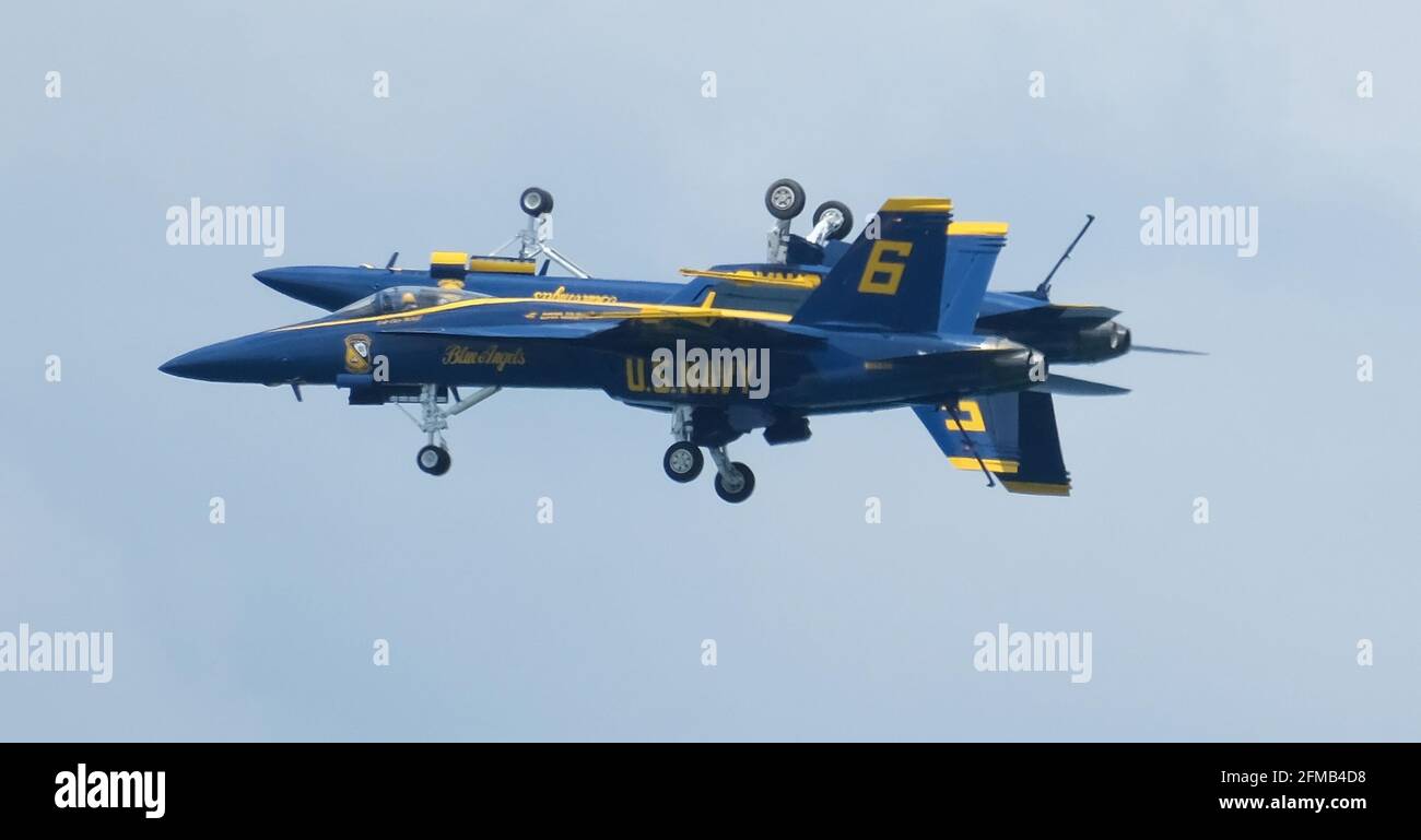 Fort Lauderdale, Stati Uniti. 07 maggio 2021. Gli U.S. Navy Blue Angels si esibiscono durante una prova finale di abbigliamento al ft Lauderdale Air Show di ft Lauderdale, Florida, venerdì 7 maggio 2021. Si tratta del 75° anniversario dei Blue Angels e di una delle prime performance del team nel Super Hornet F/A-18, mentre il team passa dal precedente Hornet. Foto di Gary i Rothstein/UPI Credit: UPI/Alamy Live News Foto Stock