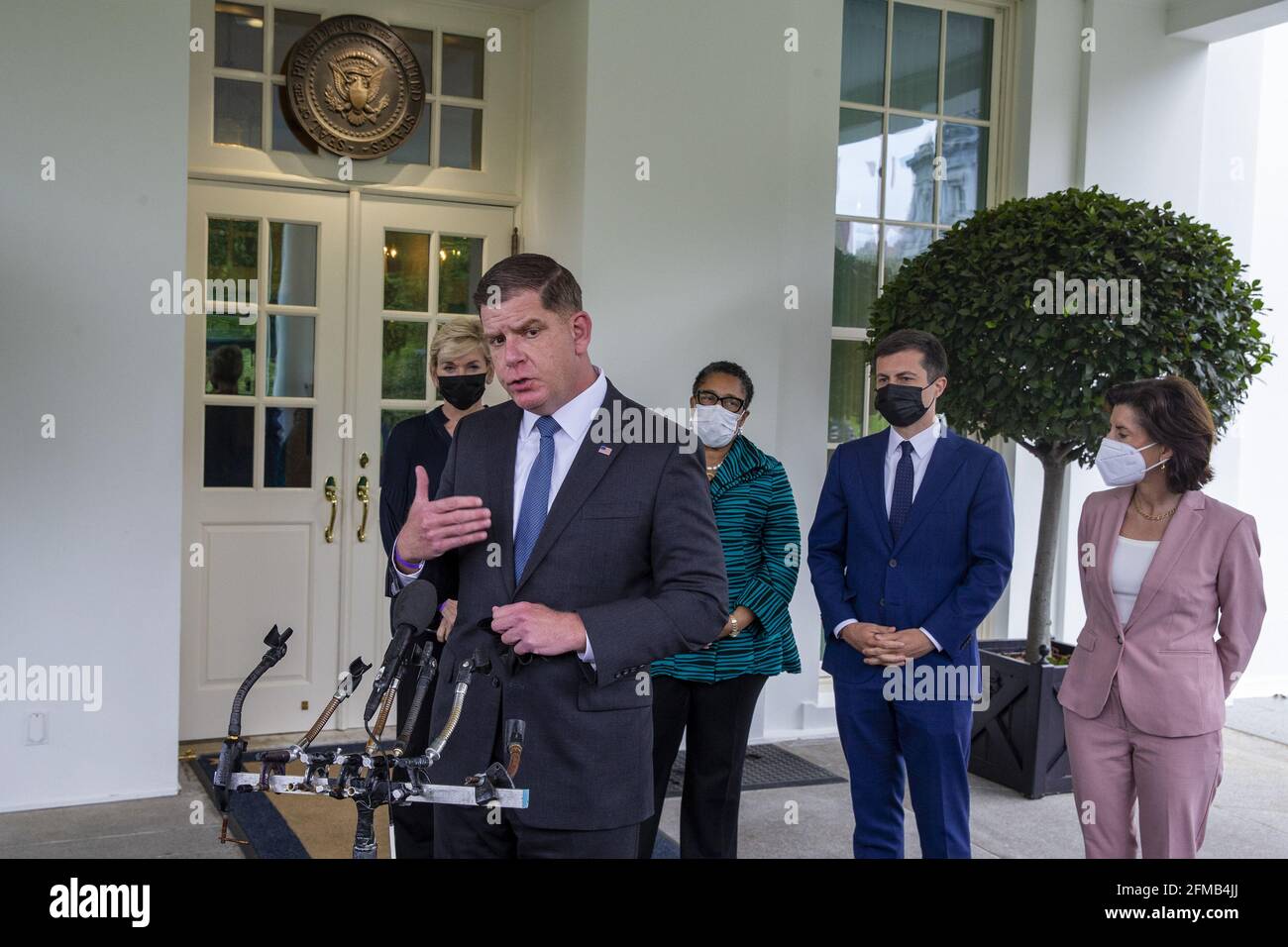 Washington, Stati Uniti. 07 maggio 2021. Il Segretario del lavoro AMERICANO Martin Walsh (L), il Segretario per l'energia Jennifer Granholm (II L), il Segretario per l'edilizia abitativa e lo sviluppo urbano marcia Fudge (C), il Segretario per i trasporti Pete Buttigieg (2° R) e il Segretario per il commercio Gina Raimondo (R), parlano ai media al di fuori dell'ala occidentale della Casa Bianca a Washington, DC venerdì 7 maggio 2021. Photo by Tasos Katopodis/UPI Credit: UPI/Alamy Live News Foto Stock