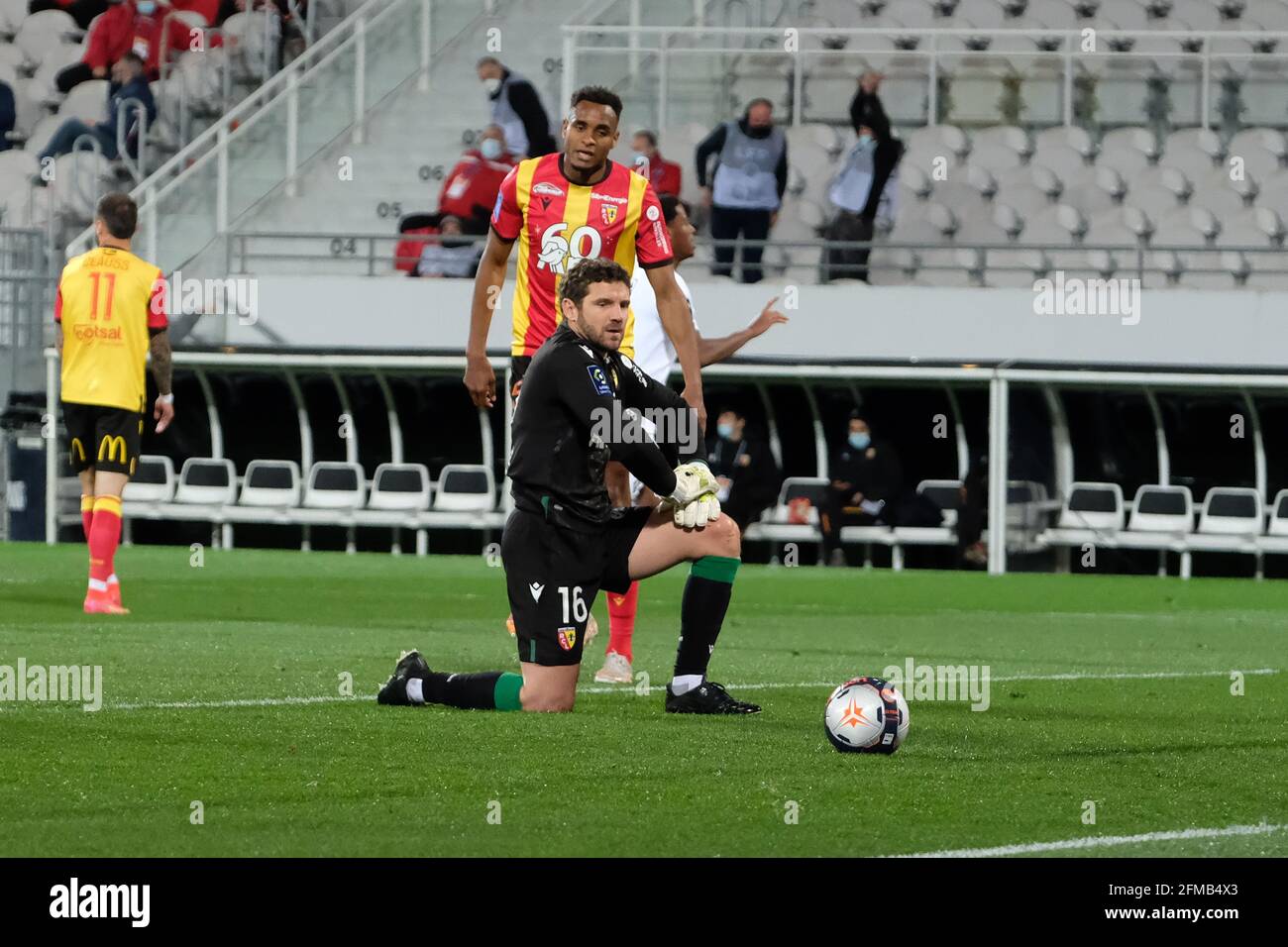 Lente, Hauts de France, Francia. 8 maggio 2021. Portiere di Lens JEAN LOUIS LECA in azione durante il campionato francese di calcio Ligue 1 Uber mangia RC Lens contro Lille OSC allo stadio Felix Bollaert Delelis - Lens.Lille ha vinto 3:0 e mantiene la leadership di campionato davanti a PSG di NEYMAR Jr e KYLIAN MBAPPE Credit: Pierre Stevenin/ZUMA Wire/Alamy Live News Foto Stock