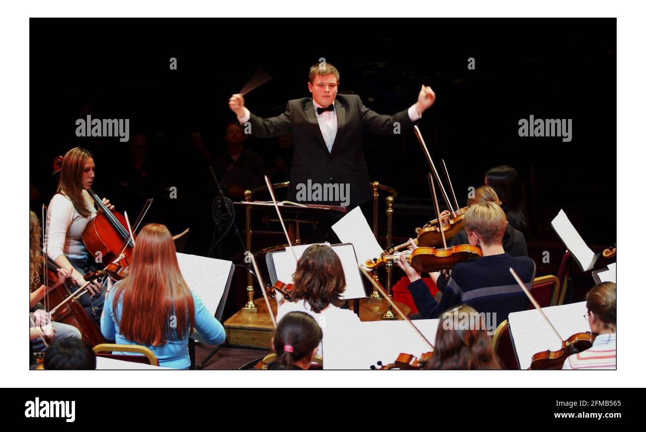 2004 ° anniversario Scuole Prom 30.... Mathew Ryan di 14 anni di Bolton prende il suo Baton come il più giovane direttore di Land of Hope e Glory.pic David Sandison 8/11/2004 Foto Stock