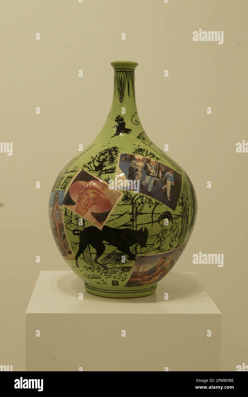 Grayson Perry in mostra al Victoria Miro gal in LondonBlack Dog pic David Sandison 14/10/2004 Foto Stock