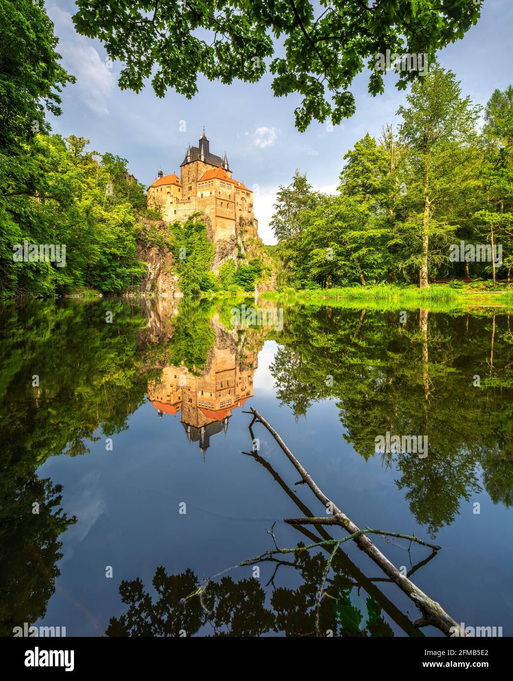 Germania, Sassonia, Kriebstein, Castello di Kriebstein vicino a Mittweida, riflesso nel fiume Zschopau Foto Stock