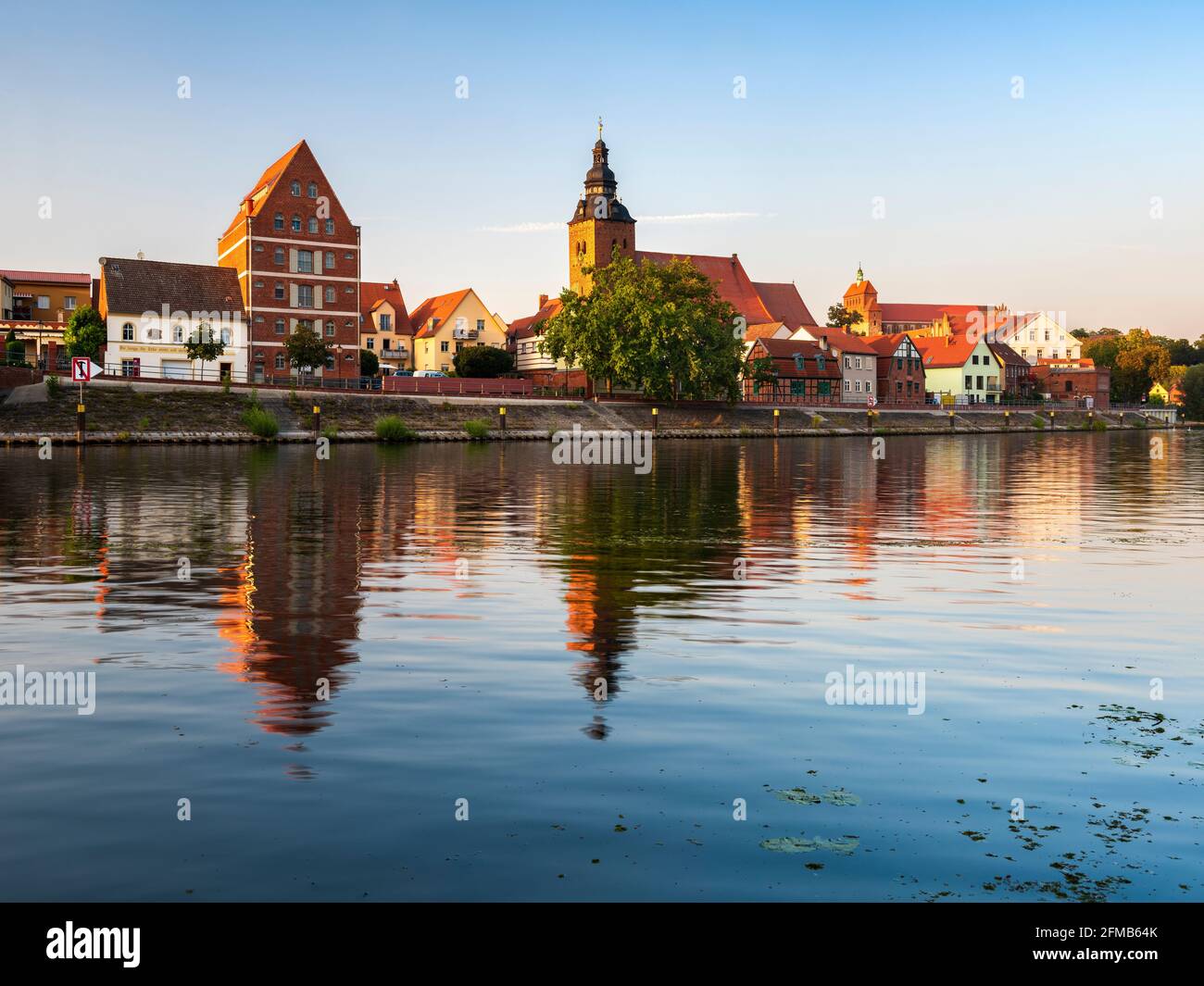 Havelberg con la Cattedrale di S. Maria nella luce della sera, riflessione nel fiume Havel, città anseatica di Havelberg, Sassonia-Anhalt, Germania Foto Stock