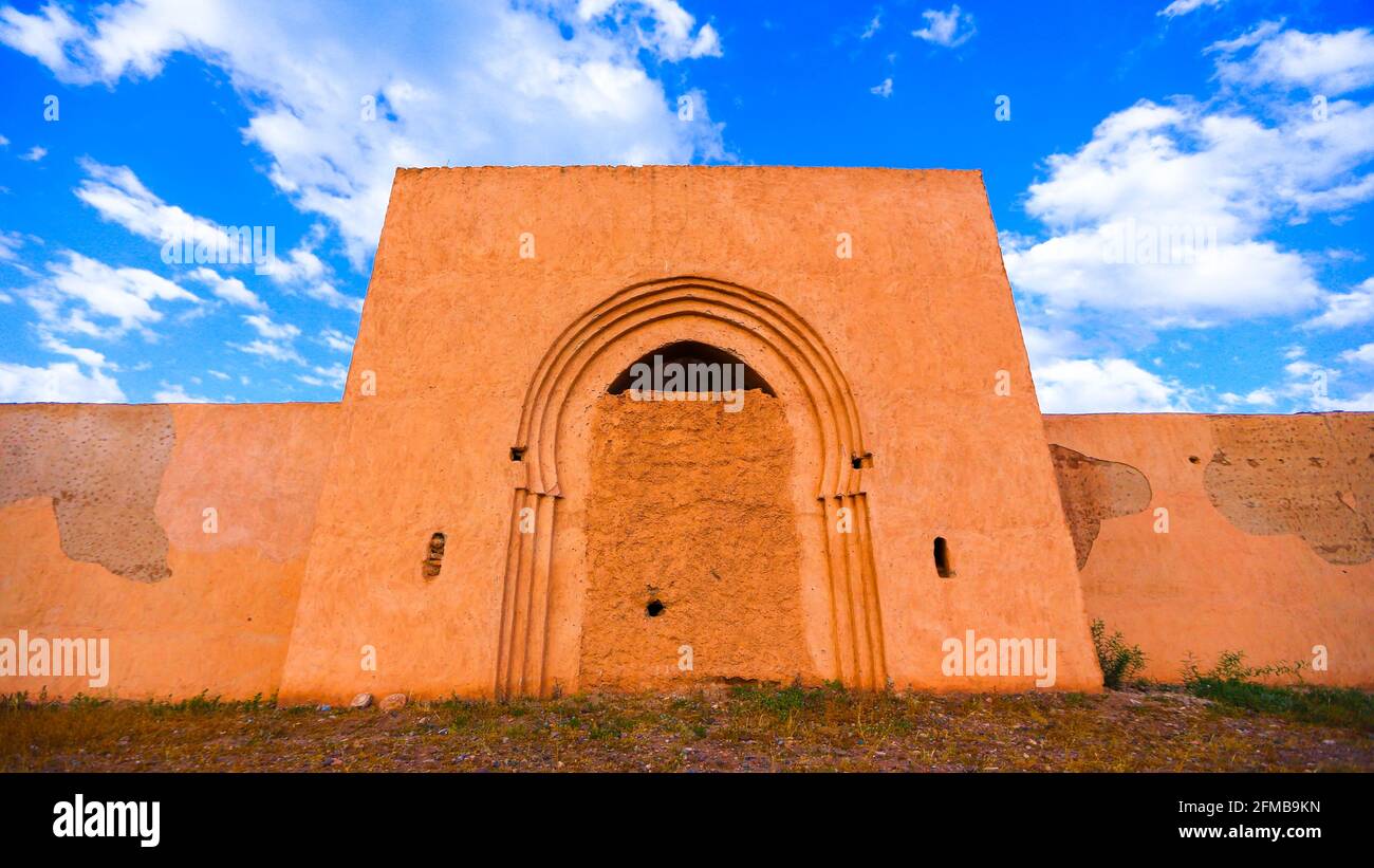 Una grande porta delle mura della città vecchia di Marrakech Foto Stock