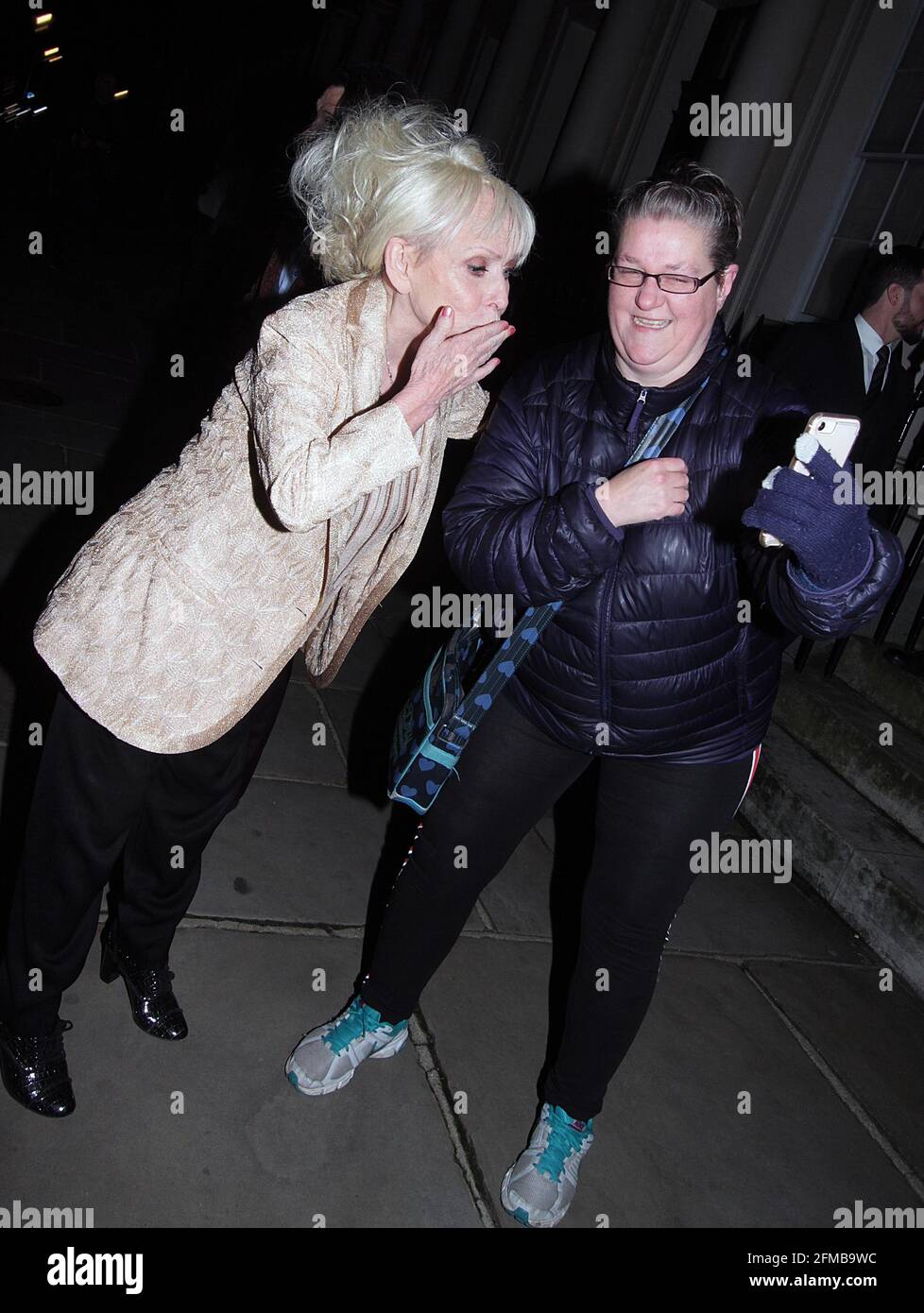 barbara windsor e suo marito sono andati presto al natale del proprietario della sera nel parco regent's e sono uscito mezz'ora più tardi. era molto felice di sorridere e firmare autografi e ha voluto tutti buon natale. ha anche voluto un selfie con noi i fotografi in modo da abbiamo posato con lei per un'immagine, non ci ha chiesto. molto bella signora pietà di tutto ciò che sta accadendo alla sua speranza che si ottiene molto presto meglio se c'è una nuova cura per le immagini 7/12/2018 blitz Foto Stock