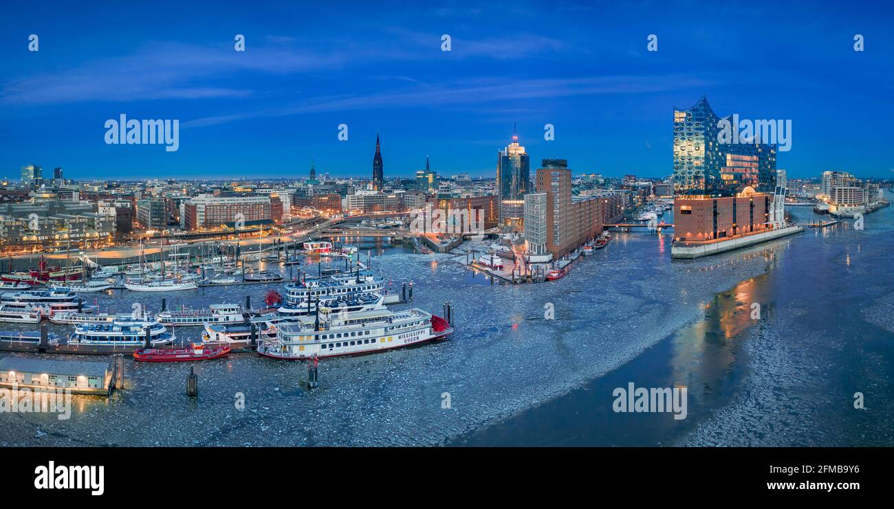 Skyline notturno invernale di Amburgo, Germania con Elbphilharmonie e ghiaccio sul fiume Elba Foto Stock