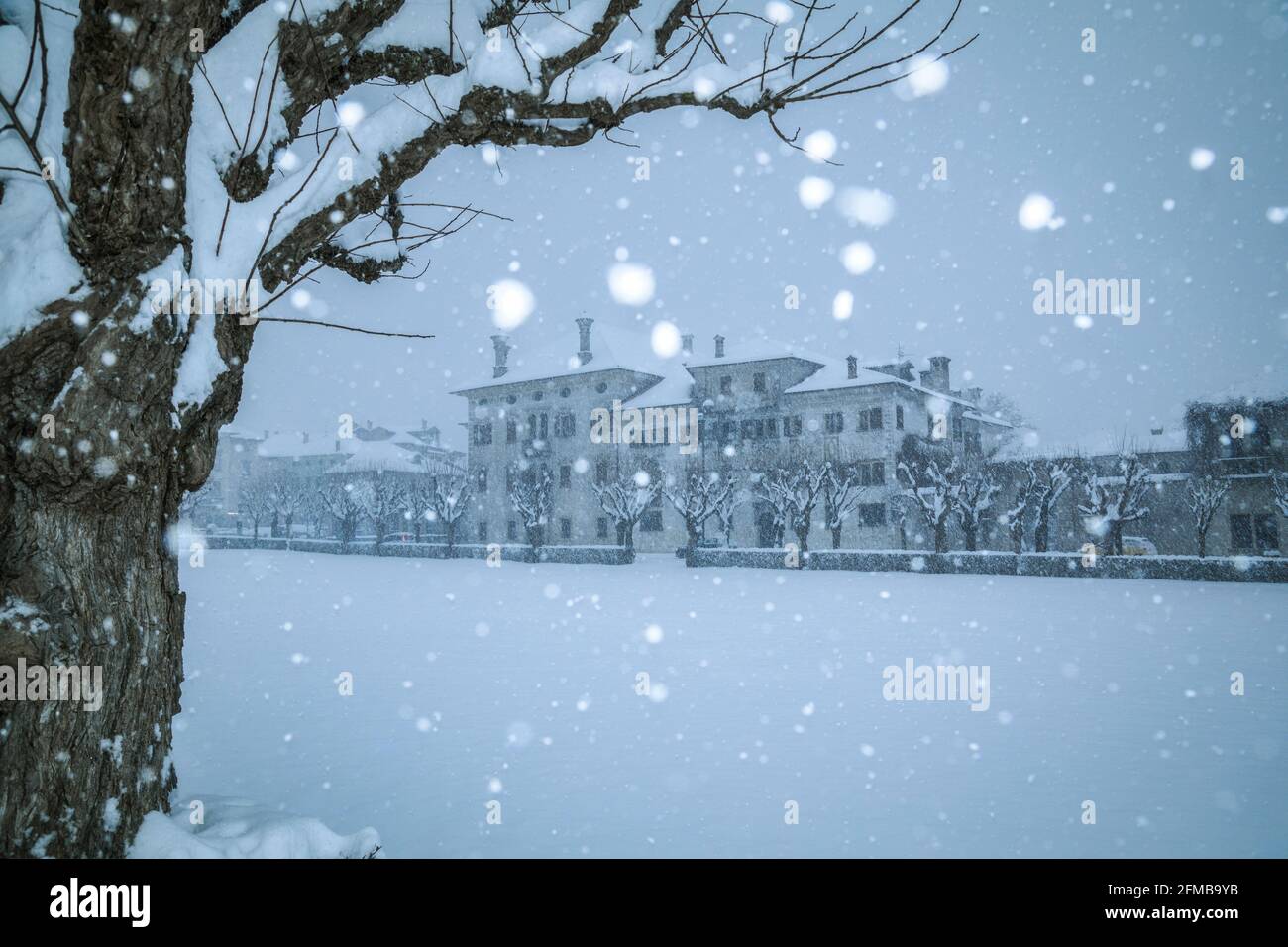 Edificio storico Villa Crotta De Manzoni in inverno, Piazza della Libertà, Agordo, provincia di Belluno, Veneto, Italia Foto Stock