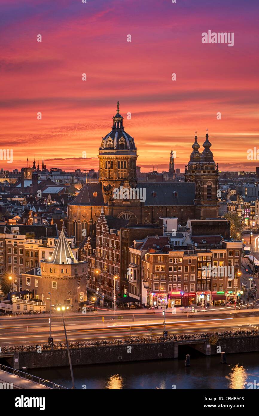 Skyline storico di Amsterdam di notte, Paesi Bassi Foto Stock