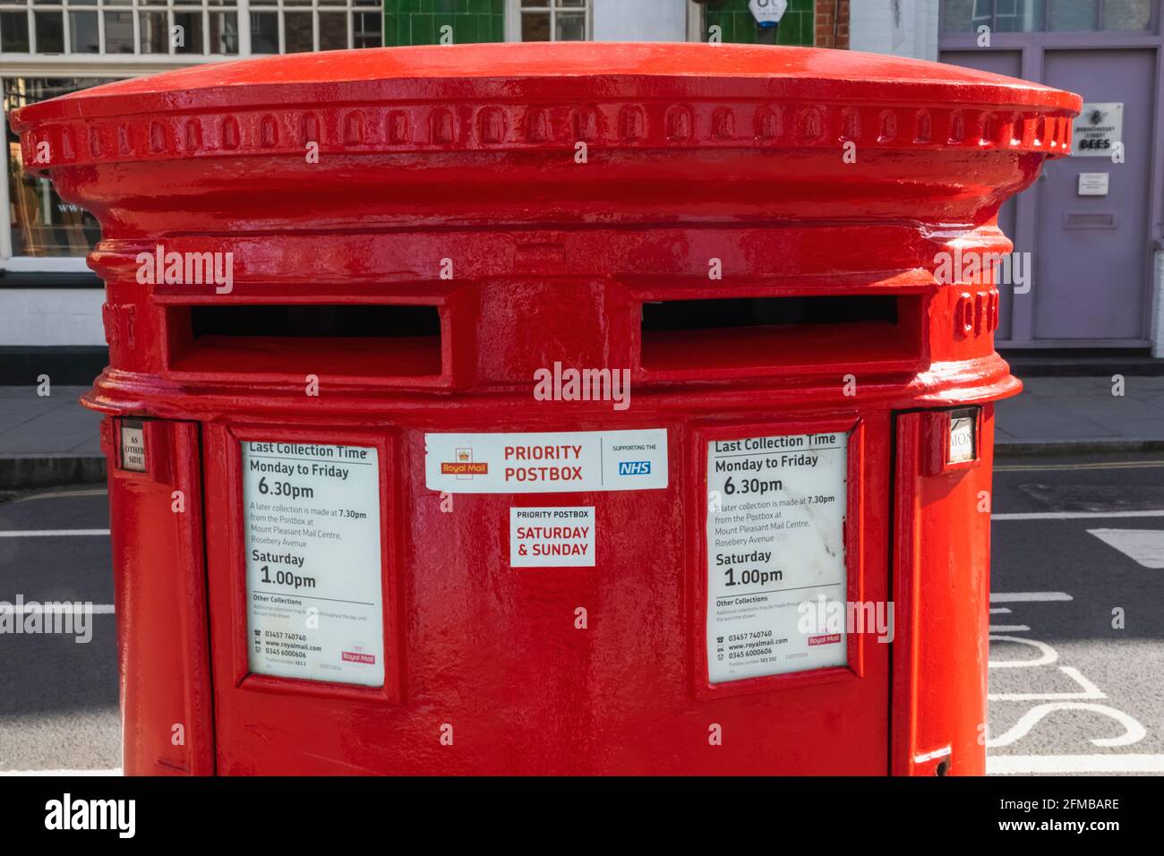Inghilterra, Londra, Letterbox rosso inglese tradizionale Foto Stock