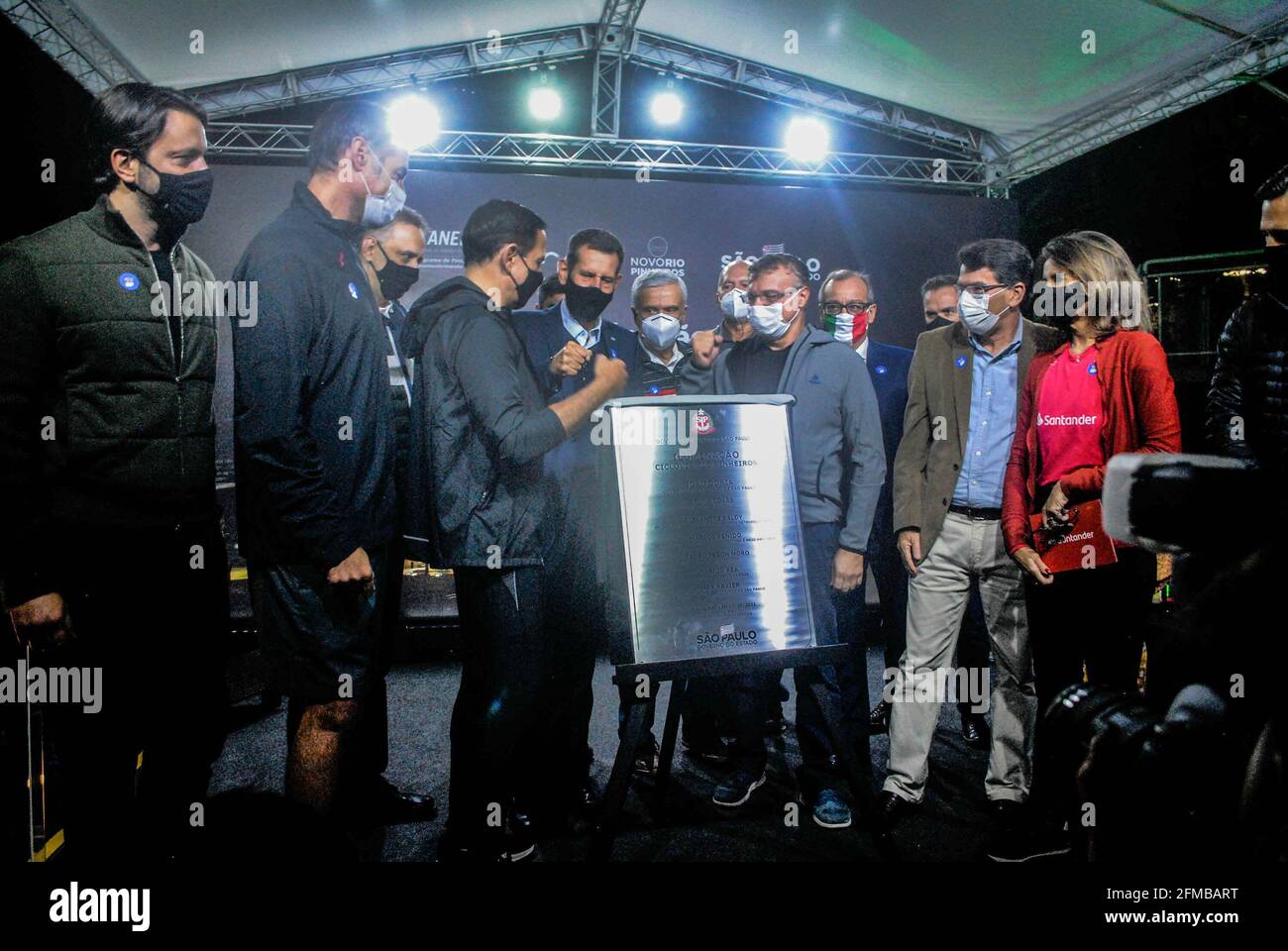 San Paolo, San Paolo, Brasile. 7 maggio 2021. (INT) Inaugurazione del sistema di illuminazione a LED della pista ciclabile Novo Rio Pinheiros. 7 maggio 2021, San Paolo, Brasile. Il governatore di San Paolo Joao Doria inaugura il primo sistema di illuminazione a LED del circuito Novo Rio Pinheiros, in collaborazione con la società Enel. 130 punti di lampade intelligenti sono stati collocati sul tratto della regione di Vila Olimpia, con un investimento di 1 milione di R da Enel. Credit: Adeleke Anthony Fote/TheNews2 Credit: Adeleke Anthony Fote/TheNEWS2/ZUMA Wire/Alamy Live News Foto Stock
