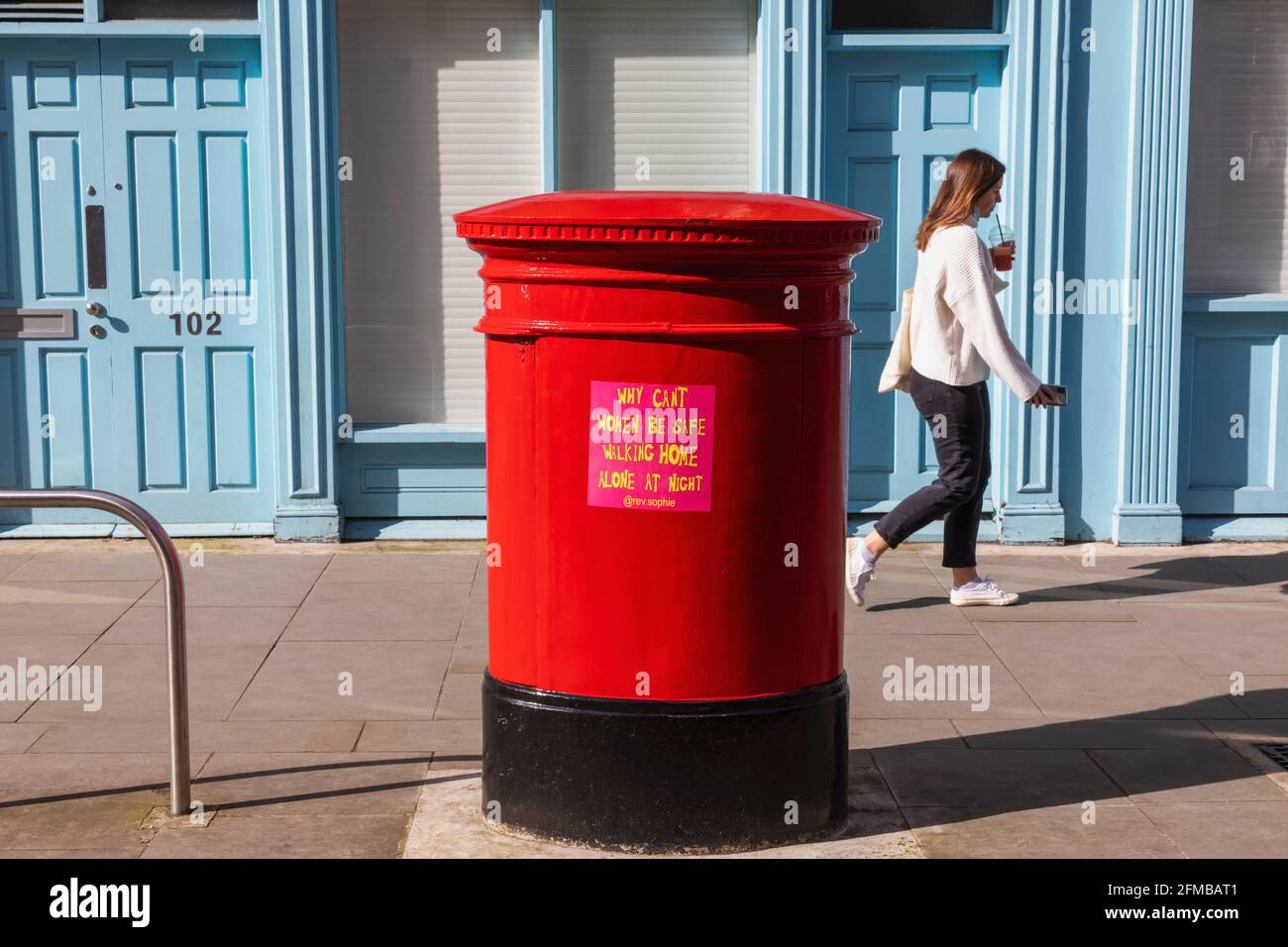 Inghilterra, Londra, Southwark, Bermondsey Street, Street Scene of Woman passerai accanto alla tradizionale Letterbox rossa Foto Stock
