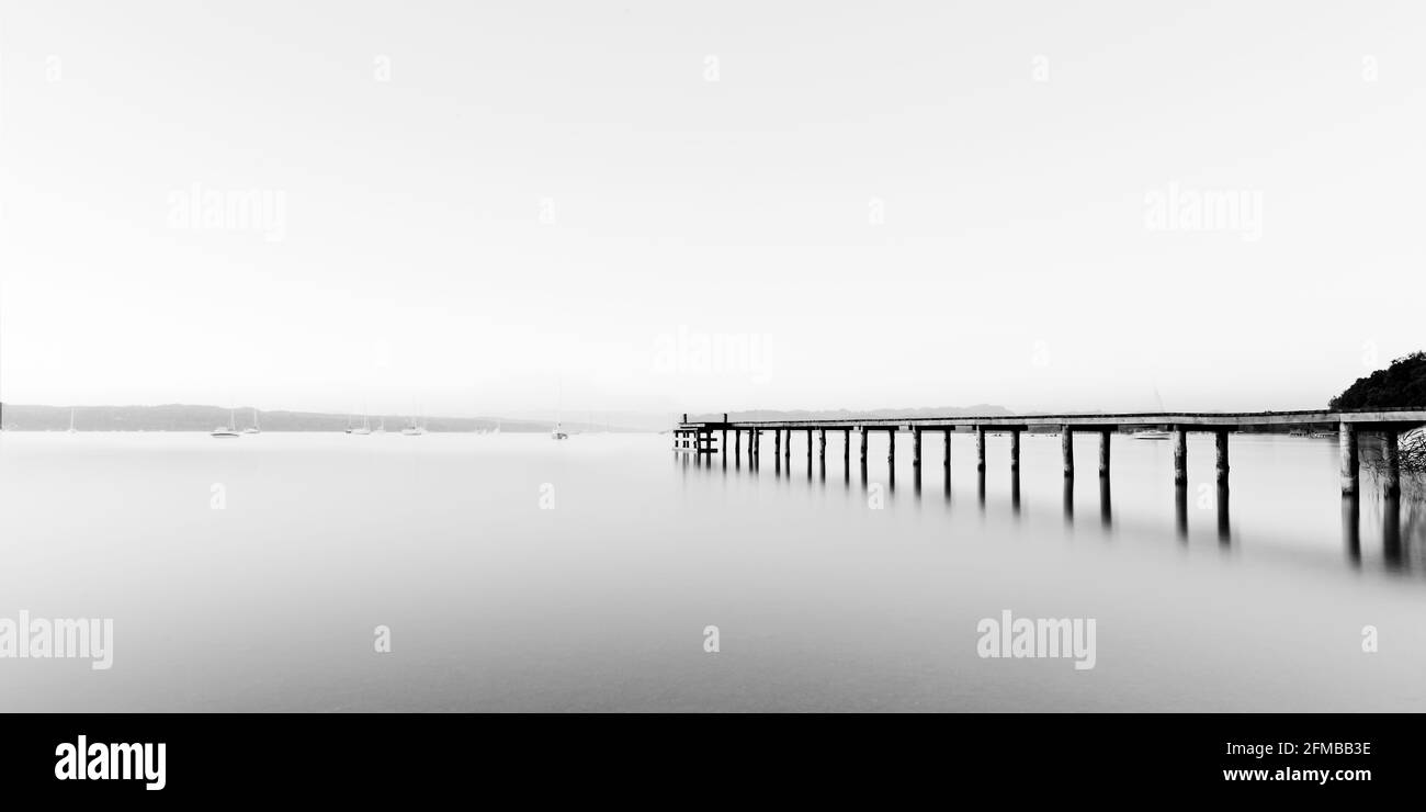 Atmosfera leggera prima dell'alba sul lago Foto Stock