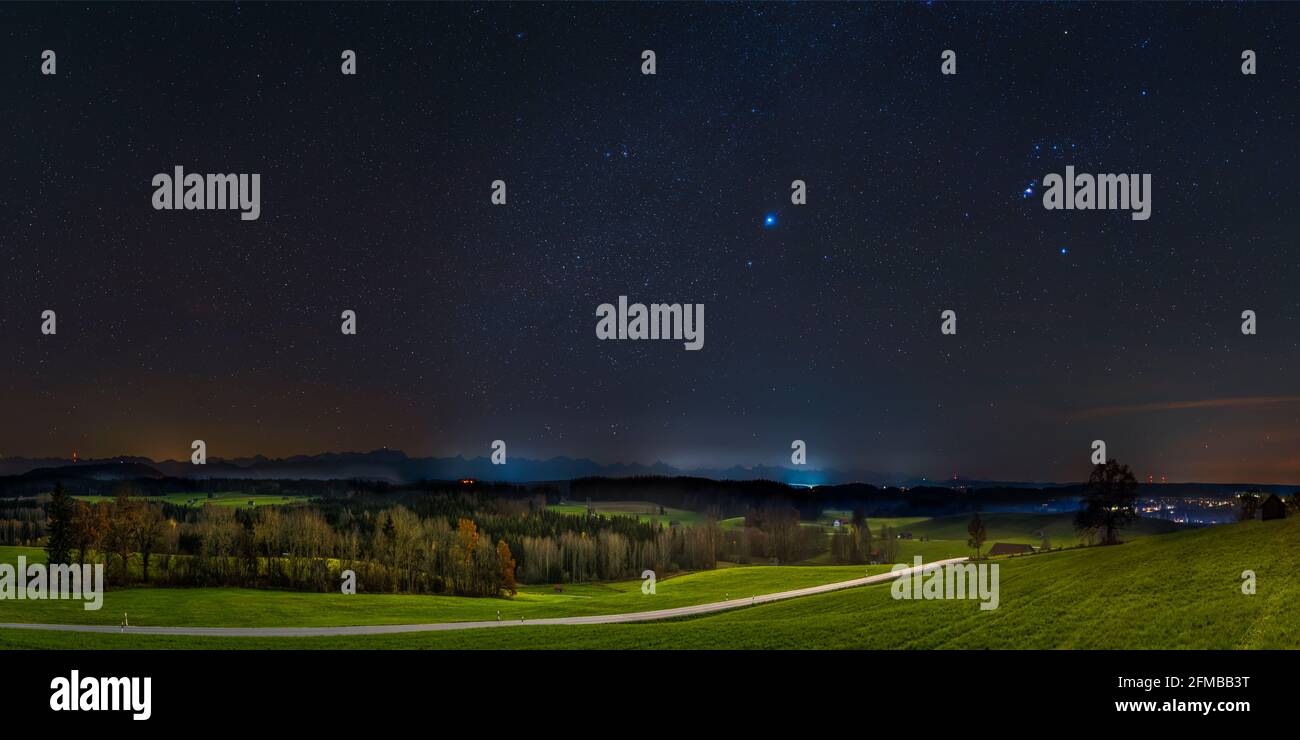 Day2Night - cielo stellato con paesaggio prealpino autunnale Foto Stock