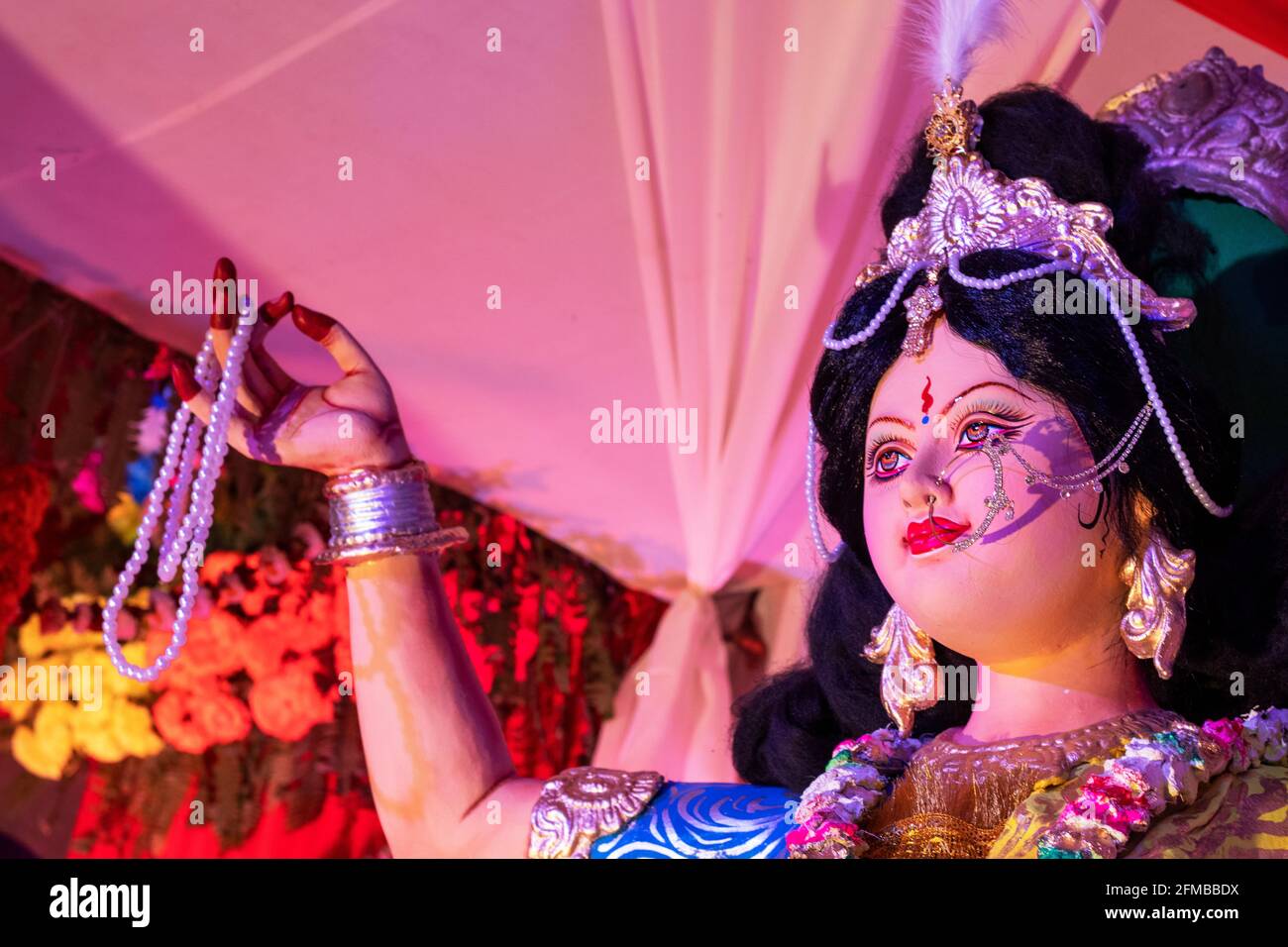 Primo piano su statua ritratto di saraswati maa, Dea della musica Foto Stock