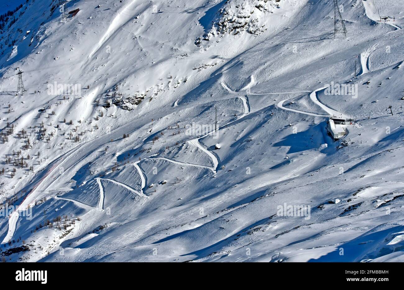 Percorso a zigzag nel comprensorio sciistico di Morenia, Saas-Fee, Vallese, Svizzera Foto Stock