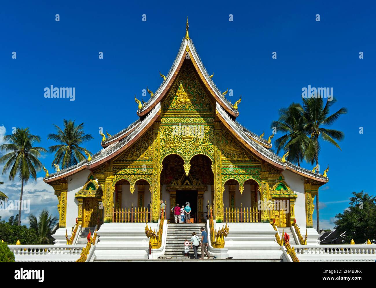 I turisti visitano il tempio di Haw Pha Bang nei terreni del Palazzo reale, Luang Prabang, Laos Foto Stock