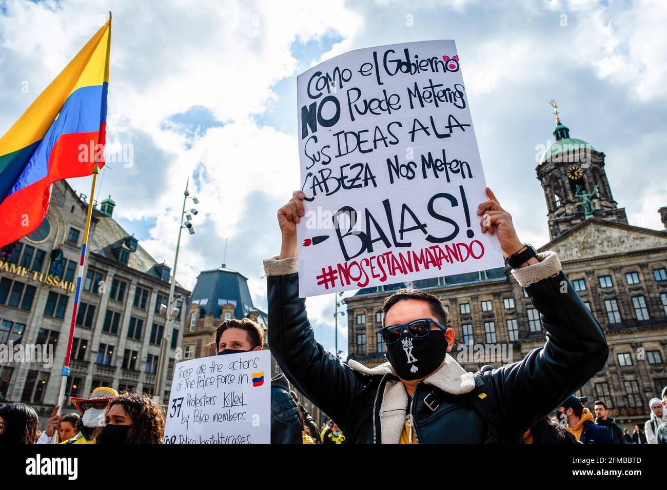 Amsterdam, Paesi Bassi. 07 maggio 2021. Durante la manifestazione, un manifestante tiene un cartello contro la polizia colombiana. Decine di migliaia di colombiani si sono Uniti alle proteste nelle principali città del paese contro una proposta di riforma fiscale. Più di 800 persone sono state ferite durante gli scontri tra la polizia e i dimostranti. Nei Paesi Bassi, la comunità colombiana si è riunita in piazza Dam, nel centro di Amsterdam, per mostrare il proprio sostegno alla popolazione colombiana e per consentire alla gente di sapere cosa sta succedendo nel proprio paese. Dalla diga, marciarono Foto Stock