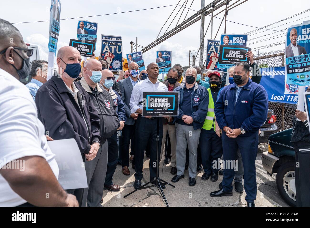New York, NY - 7 maggio 2021: Il candidato mayoral Eric Adams è stato approvato dai funzionari locali della Amalgamated Transit Union davanti a Pioneer Transportation Corporation Foto Stock