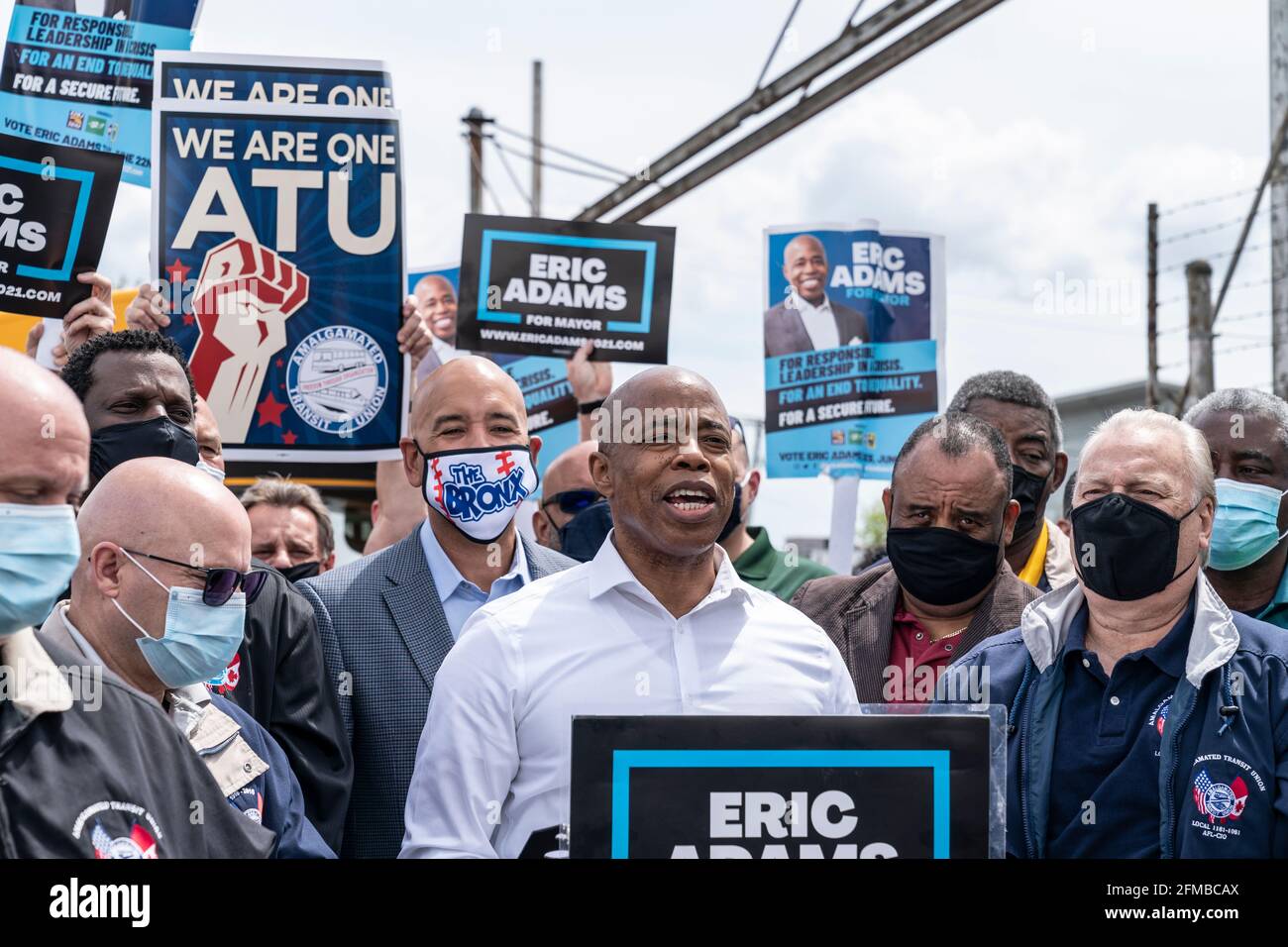 New York, NY - 7 maggio 2021: Il candidato mayoral Eric Adams è stato approvato dai funzionari locali della Amalgamated Transit Union davanti a Pioneer Transportation Corporation Foto Stock
