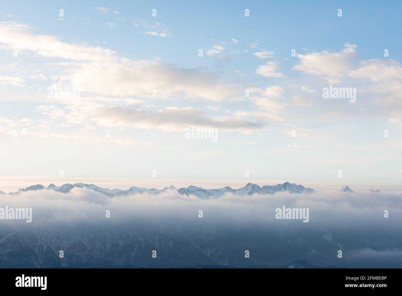 La vista dal Herzogstand al mattino su un Mare di nuvole in Baviera Foto Stock