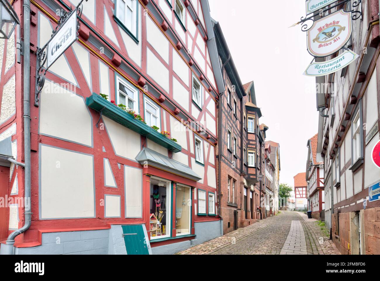 Vicolo, pavimentazione in ciottoli, casa a graticcio, porta d'ingresso, Casa facciata, estate, Schlitz, Vogelbergskreis, Hesssen, Germania, Europa Foto Stock
