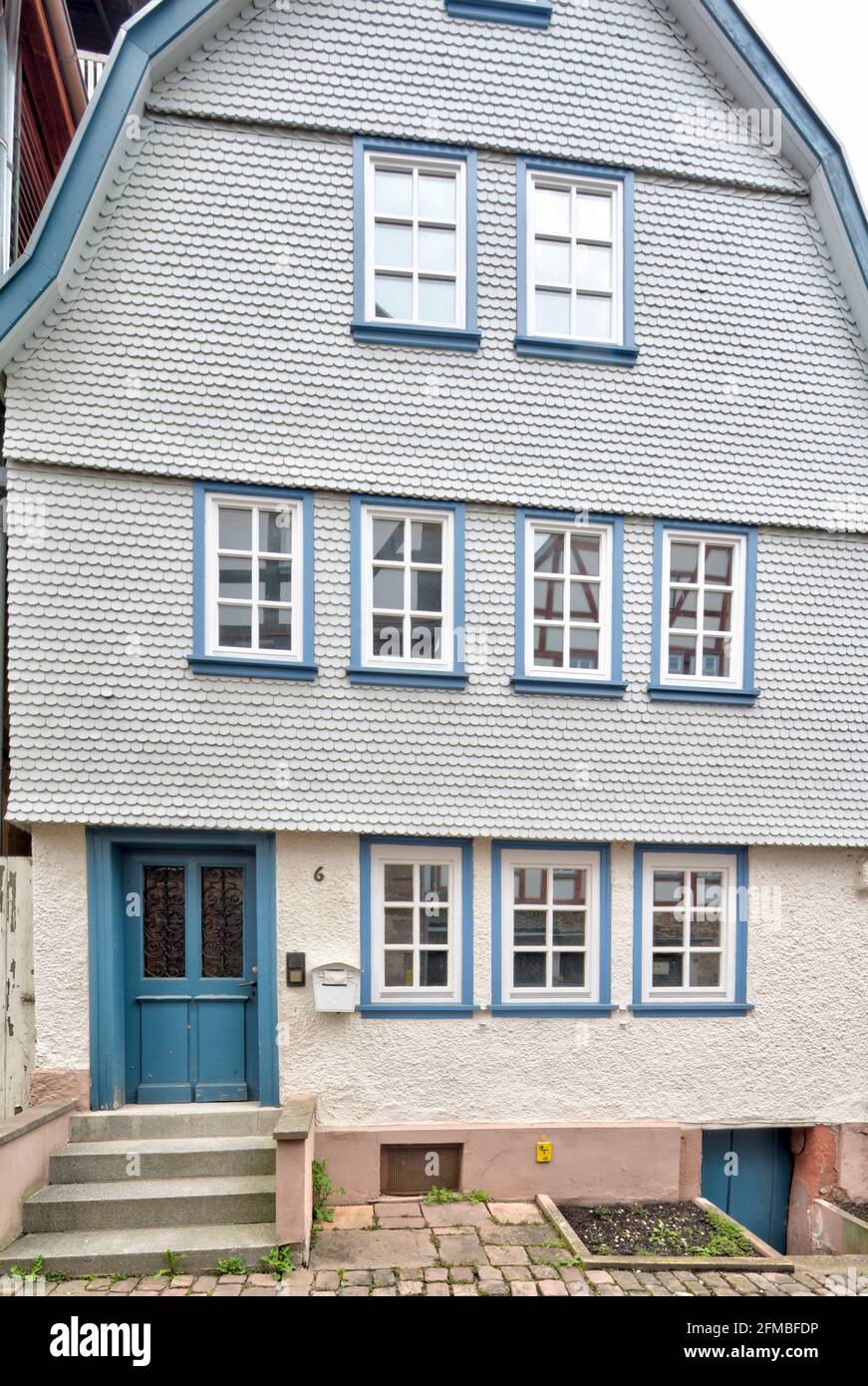 Casa a graticcio, porta anteriore, ingresso, facciata casa, estate, Schlitz, Vogelbergskreis, Hesssen, Germania, Europa Foto Stock