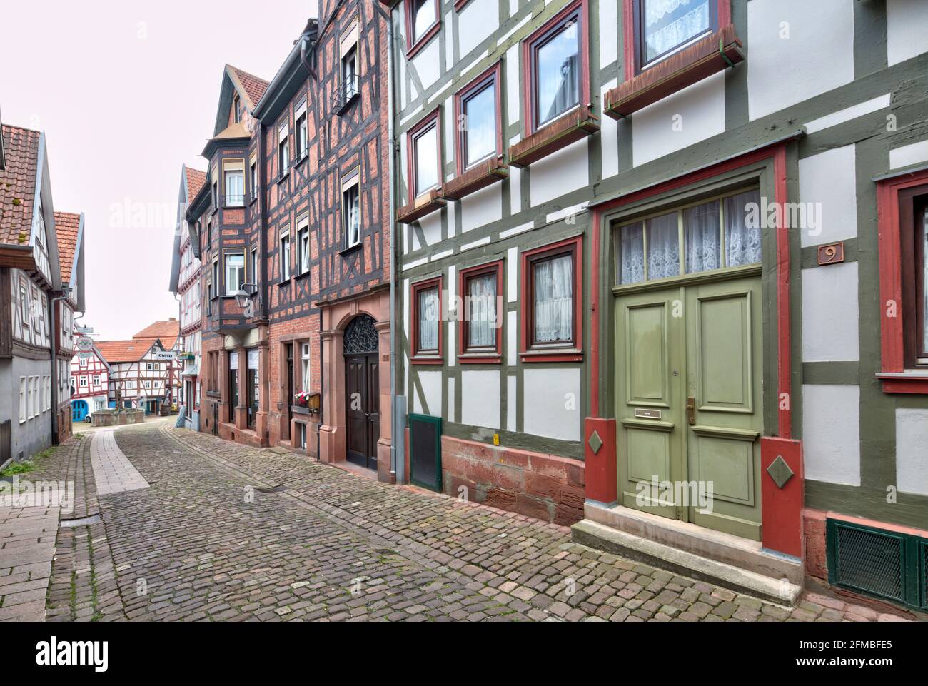 Vicolo, pavimentazione in ciottoli, casa a graticcio, porta d'ingresso, Casa facciata, estate, Schlitz, Vogelbergskreis, Hesssen, Germania, Europa Foto Stock