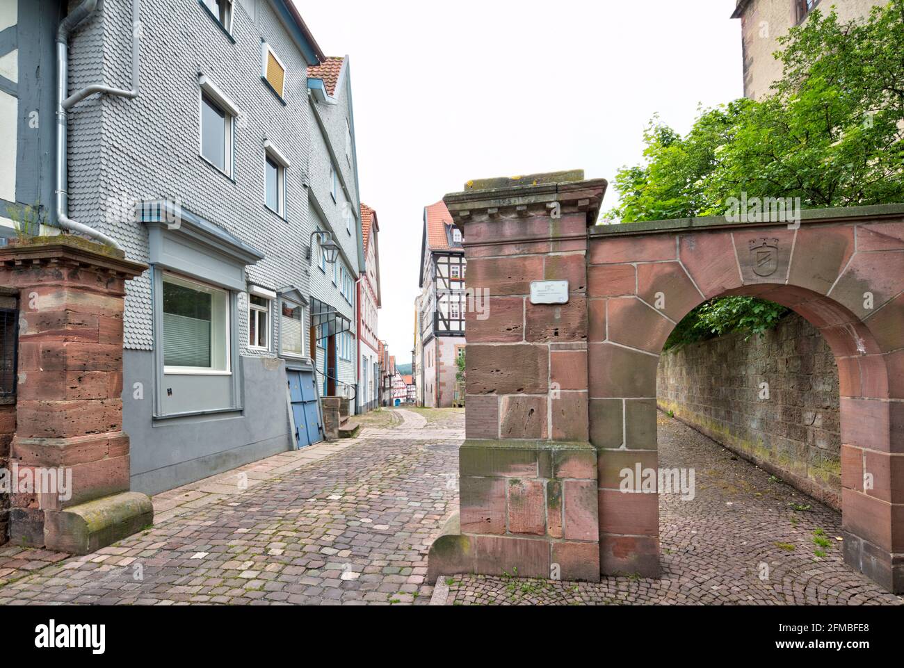Vicolo, pavimentazione in ciottoli, casa a graticcio, porta d'ingresso, Casa facciata, estate, Schlitz, Vogelbergskreis, Hesssen, Germania, Europa Foto Stock