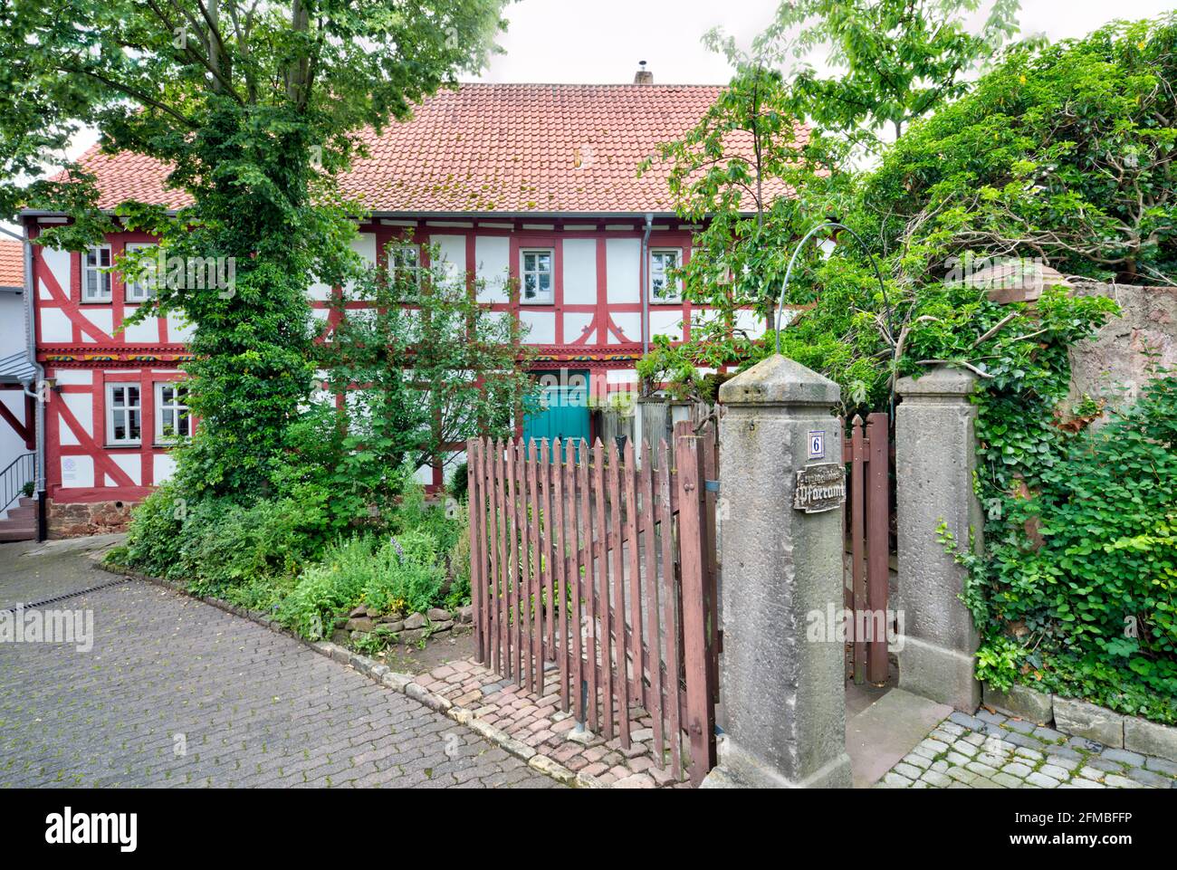 Canonica evangelica, casa a graticcio, facciata casa, estate, Schlitz, Vogelbergskreis, Hesssen, Germania, Europa Foto Stock