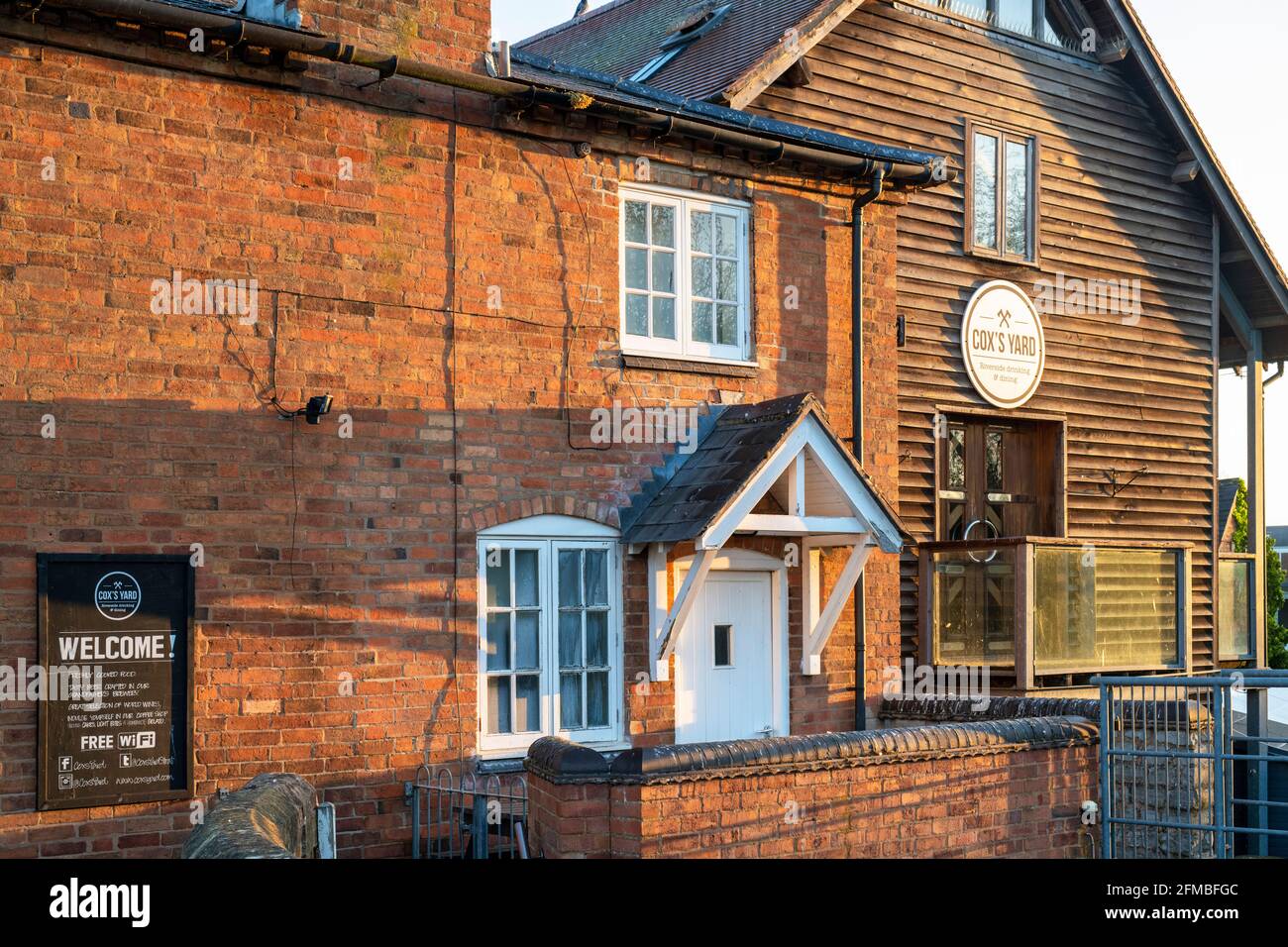 Ristorante Cox's Yard sul fiume avon all'alba. Stratford Upon Avon, Warwickshire, Inghilterra Foto Stock